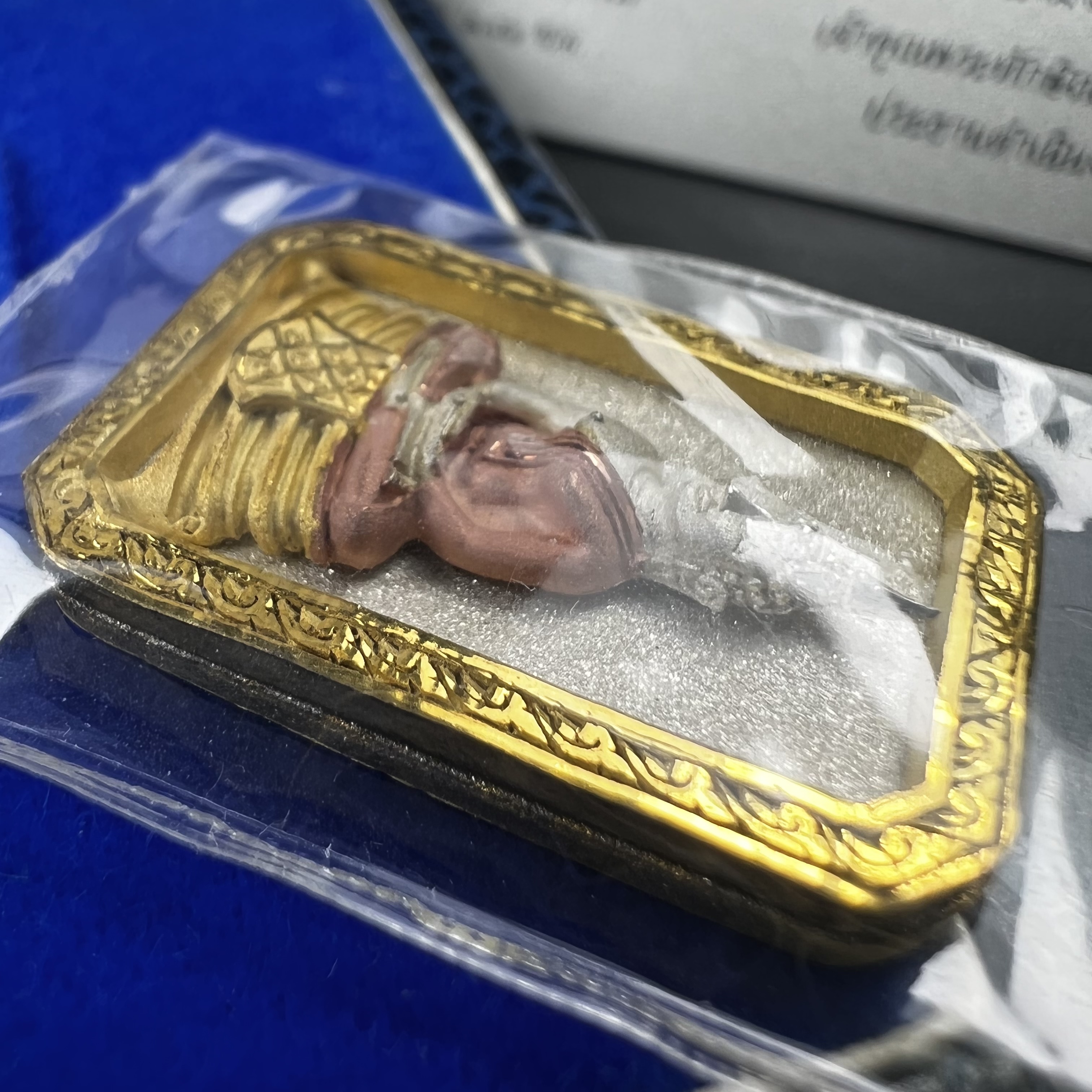 พระพุทธโสธร(หลวงพ่อโสธร) รุ่นสร้างอุโบสถ ปี2539 เนื้อเงินสามกษัตรย์ พิมพ์แปดเหลี่ยม(หายาก) สภาพสวยผิวเดิมซีนซองเดิมกล่องบรรจุการ์ดใบรับรองเดิมครบสมบูรณ์