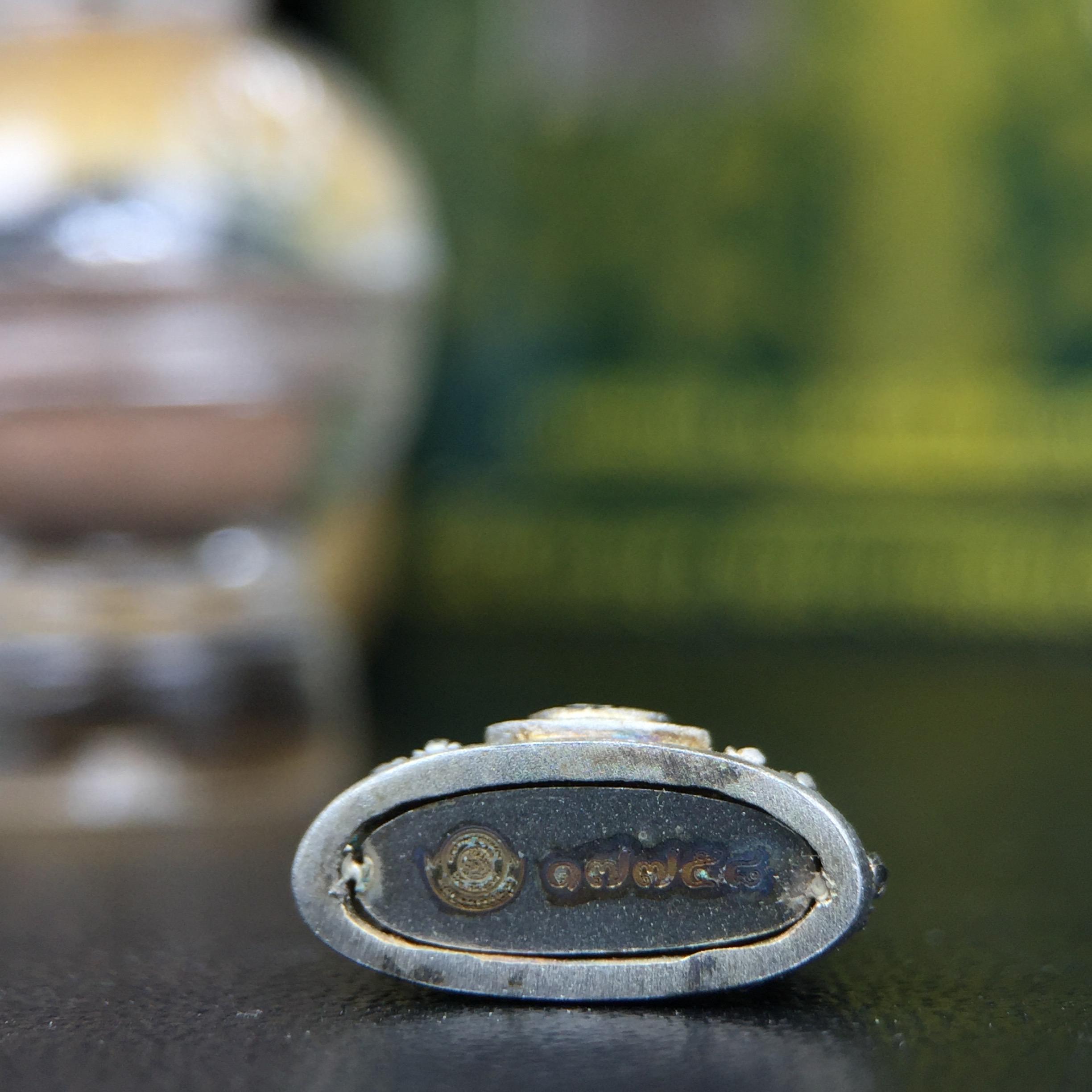 พระพุทธชินราช(จำลอง) ภปร. 84 พรรษา เนื้อเงินชุบทองคำขาว พิมพ์เล็กขนาดหน้าตัก 1/4 นิ้ว (สภาพผิวเดิมสวย ขึ้นสีรุ้งธรรมชาติ แบบนิยม)(พระราชทานมวลสาร จิตรลดาและเส้นพระเจ้า(เส้นผม))พุทธศิลป์ทรงคุณค่าอีกหนึ่งรุ่นยอดนิยม