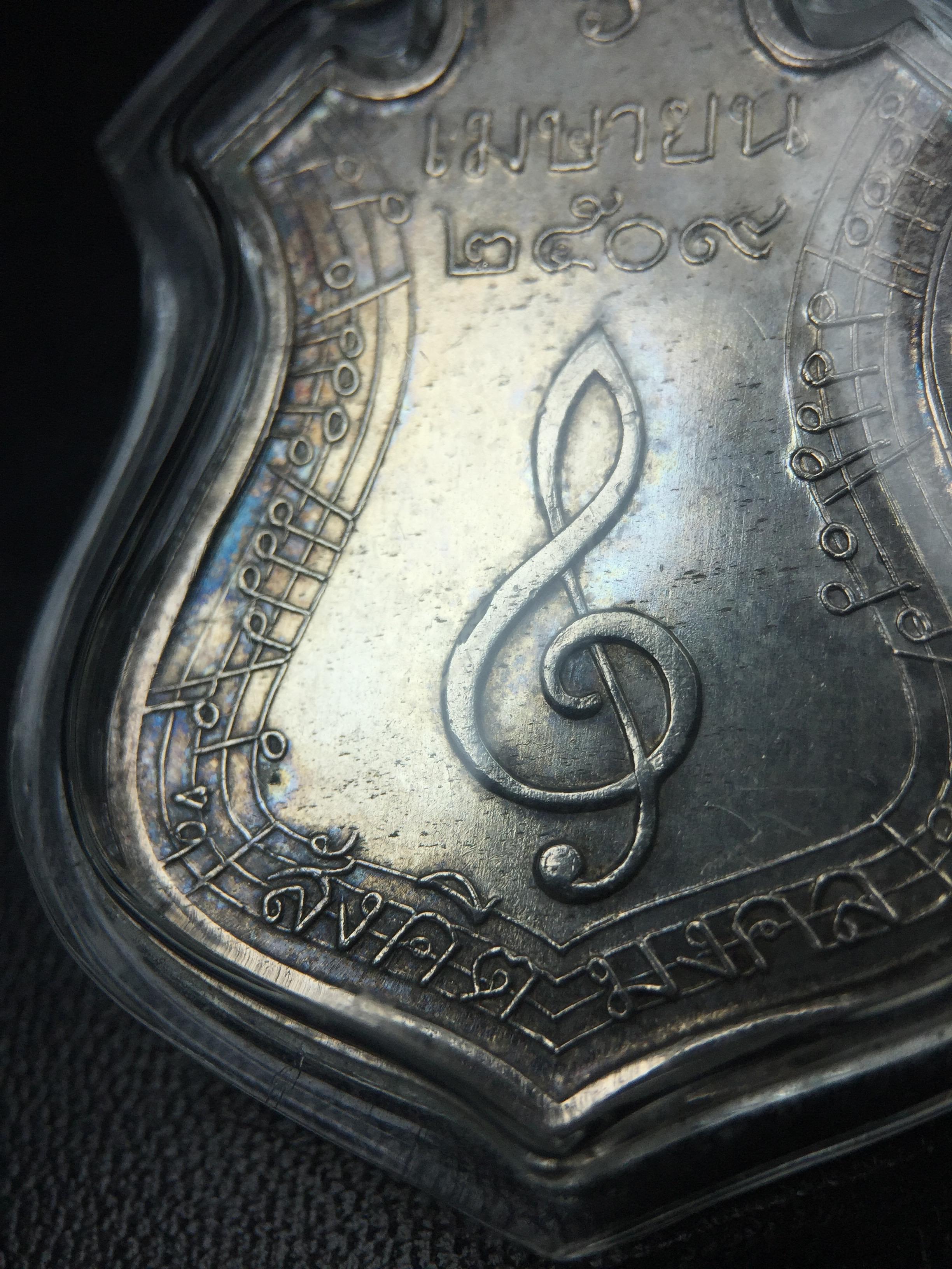 เหรียญสังคีตมงคล ภปร. ปี 2509(พระราชทาน)สุดยอดหายาก สร้างโดยพระราชทรัพย์ส่วนพระองค์ของพระบาทสมเด็จพระเจ้าอยู่หัวรัชกาลที่9(1ใน300 เหรียญ)เนื้อเงินสภาพสวยๆมีผิวขึ้นน้ำทองรุ้งๆเดิมๆตามกาลเวลา