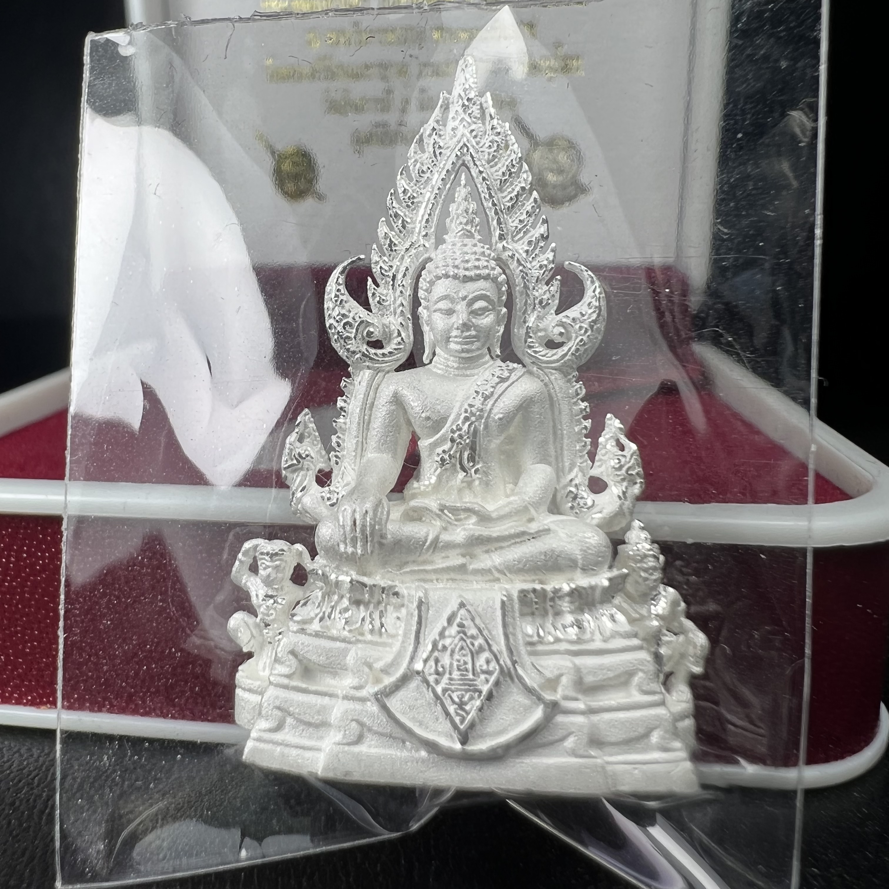 พระพุทธชินราช รุ่น ประวัติศาสตร์ มูลนิธิเพื่อตำรวจไทยจัดสร้าง ปี 2562 เนื้อเงินขัดเงา พิมพ์พระพุทธชินราช ลอยองค์ แบบจิวเวอร์รี่(ขนาดสูง 3.5 ซม.) (สภาพ สวย ซีนซองเดิม กล่องบบรรจุเดิมครบสมบูรณ์)