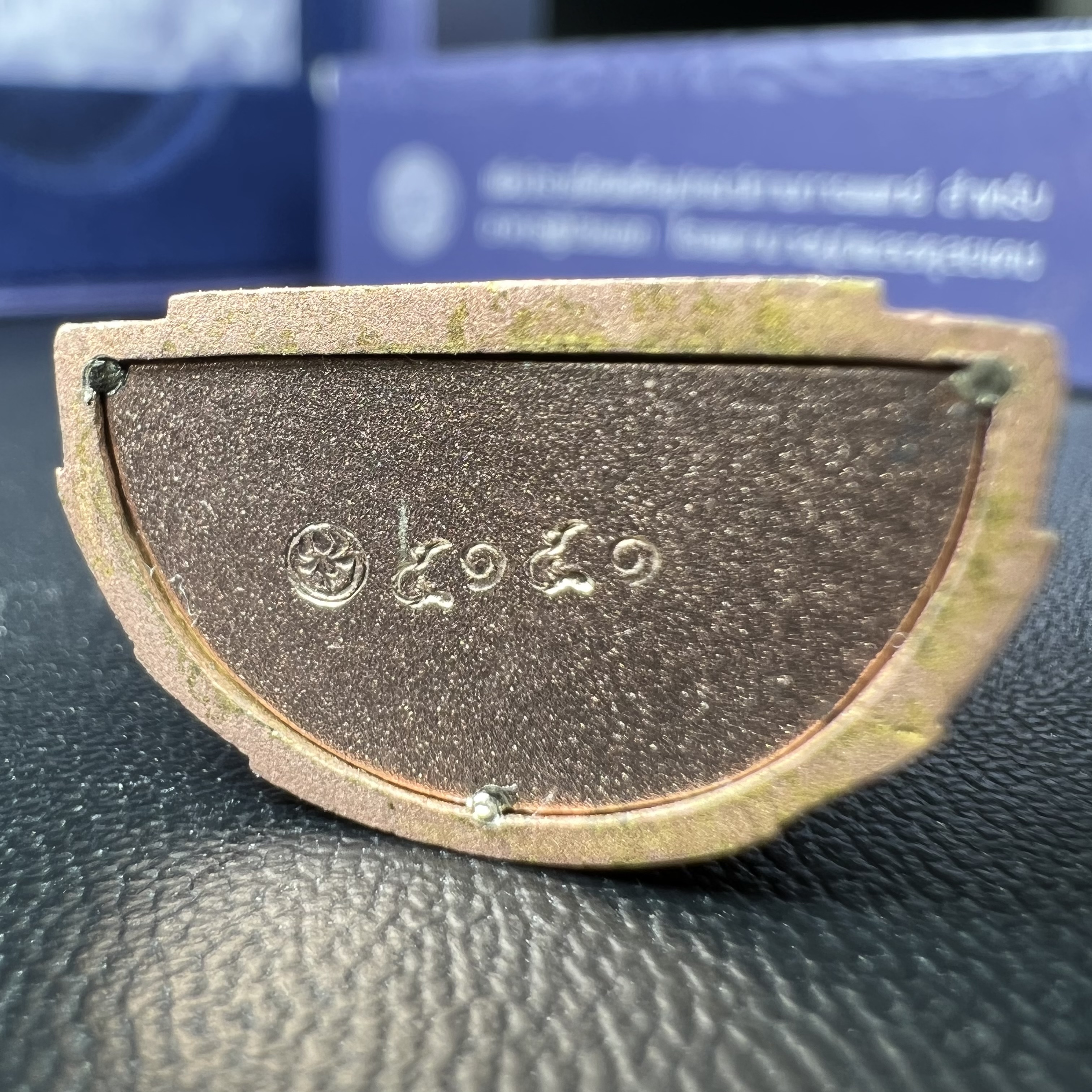 พระแก้วมรกต ภปร. ปี2547 จัดสร้างโดย รพ.ภูมิพลฯ เนื้อเงิน (3 กษัตริย์)ลอยองค์ หน้าตัก 1/2 นิ้ว งดงามทรงคุณค่าอีกหนึ่งรุ่นยอดนิยม หายาก