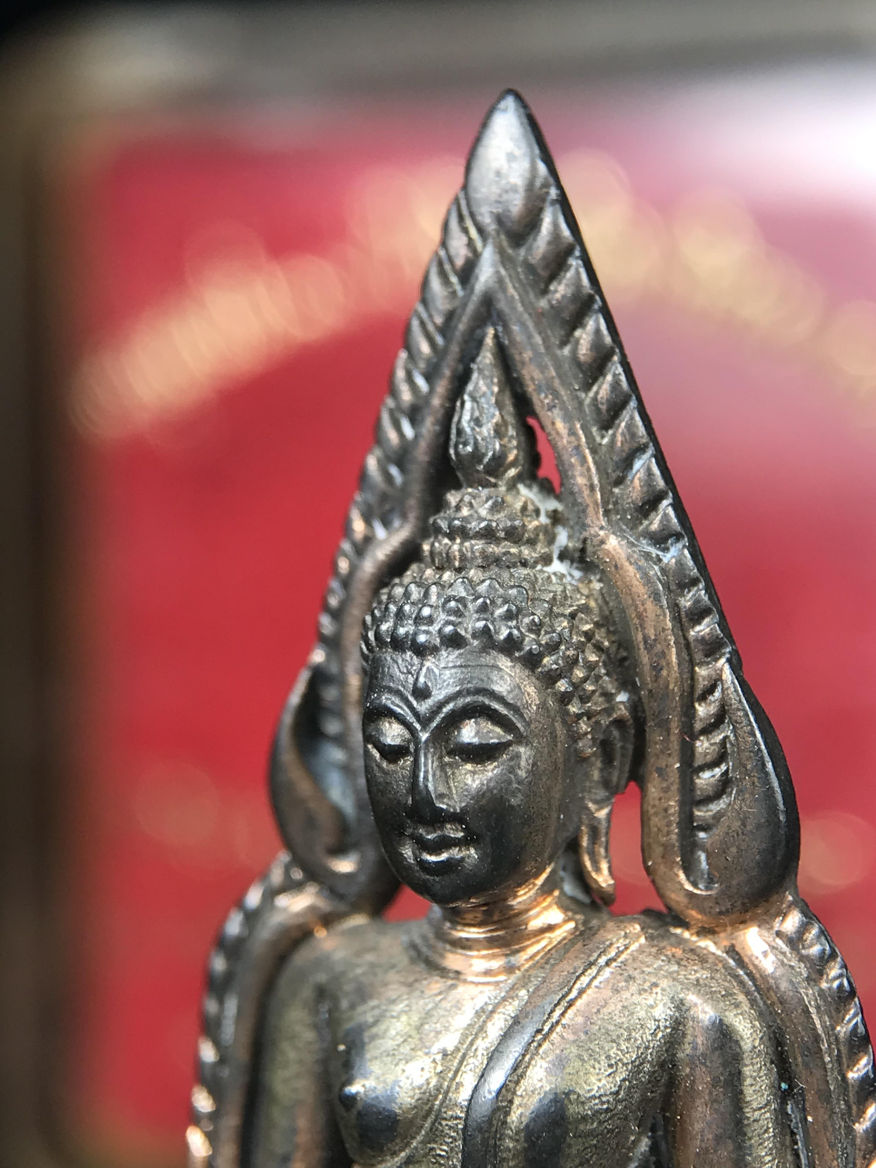 พระพุทธชินราชอินโดจีนมหาจักรพรรดิ อนุสรณ์ 100 ปี พิษณุโลกพิทยาคม (โรงเรียนชาย) พิธีจักรพรรดิมหาพุทธาภิเษก ปี 2542 เนื้อนวโลหะ(เต็มสูตรแก่ทองคำ) พิธีใหญ่มวลสารดีเกจิอาจารย์ยอดนิยมร่วมปลุกเสก*** ตอกโค้ดและหมายเลข*** 1 ใน 999 องค์ ยอดนิยมหายาก