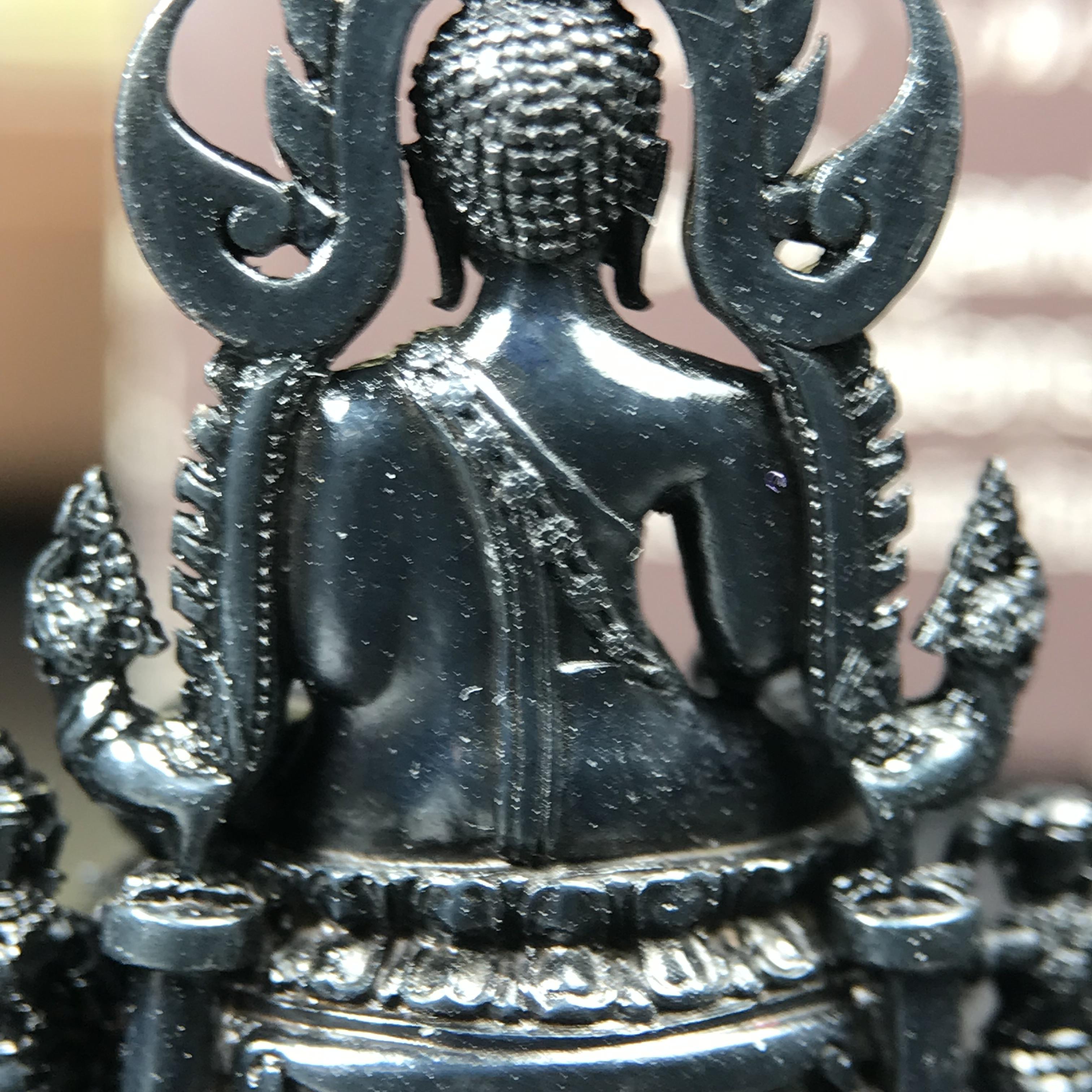 พระพุทธชินราช ภปร. โครงการ "เพราะแผ่นดินนี้ คือ แผ่นดินเกิด" ปี2548(รุ่นแรก) ลอยองค์ หน้าตัก 1/2 นิ้ว(ขนาด 3.5 x 2.5 ซม.) เนื้อเงินรมดำ(พุทธศิลป์จำลองเมื่อครั้งลอกทอง ครั้งที่3 เมื่อปี2547 ร้อยปีจะมีสักครั้ง "พระพุทธชินราชองค์ดำ")