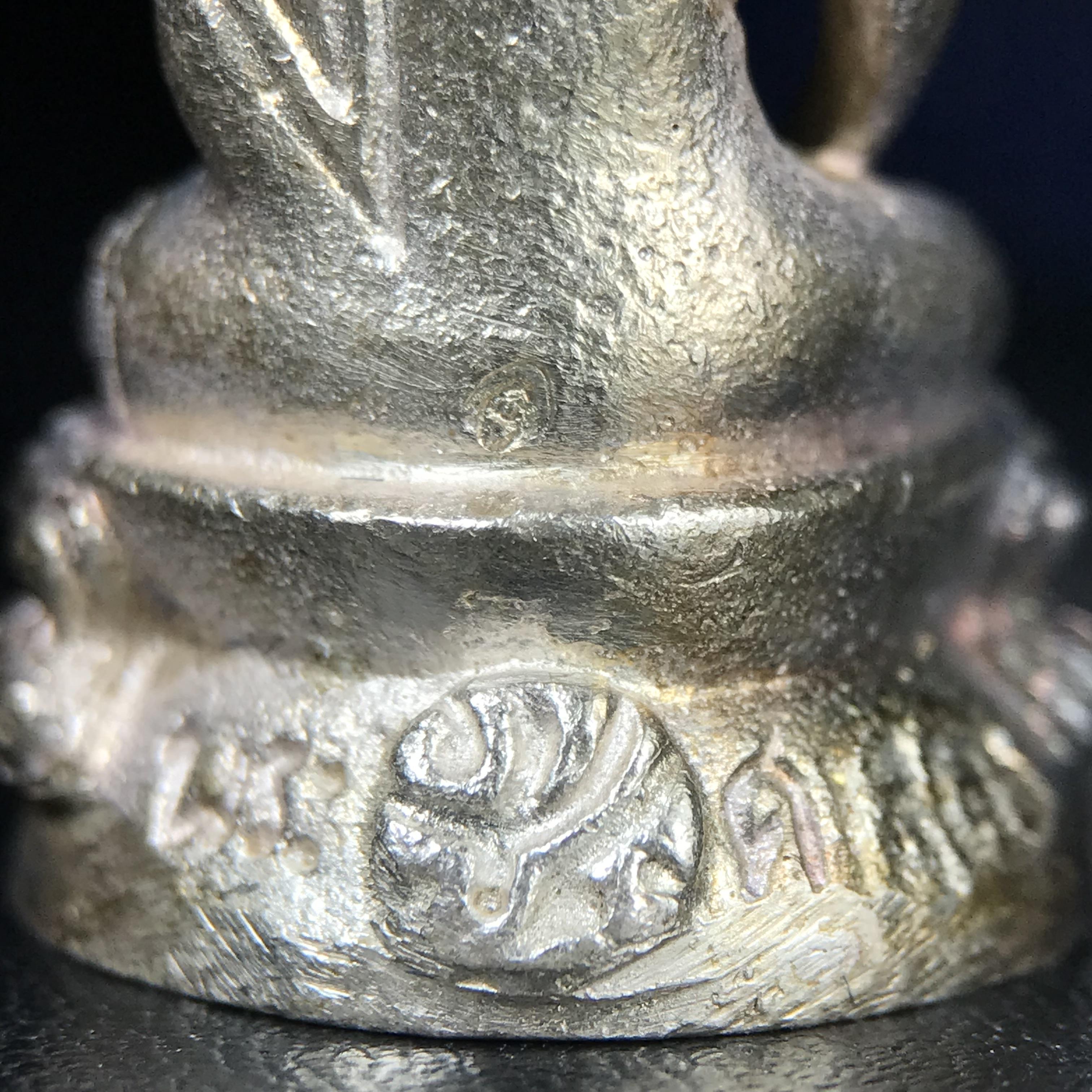 พระกริ่งศาสดา ภปร. วัดบวรนิเวศวิหาร ปี 2532 จัดสร้างในโอกาสสองทศวรรษรามาธิบดี เพื่อศูนย์การแพทย์สิริกิติ์ เนื้อเงิน(ผิวเดิมสวยงาม) (พิธีใหญ่ มวลสารมงคล สวยงามเข้มขลัง)สมเด็จพระญาณสังวร สมเด็จพระสังฆราชฯเสด็จเททอง***ตอกโค๊ตหมายเลข ๒๙๘***