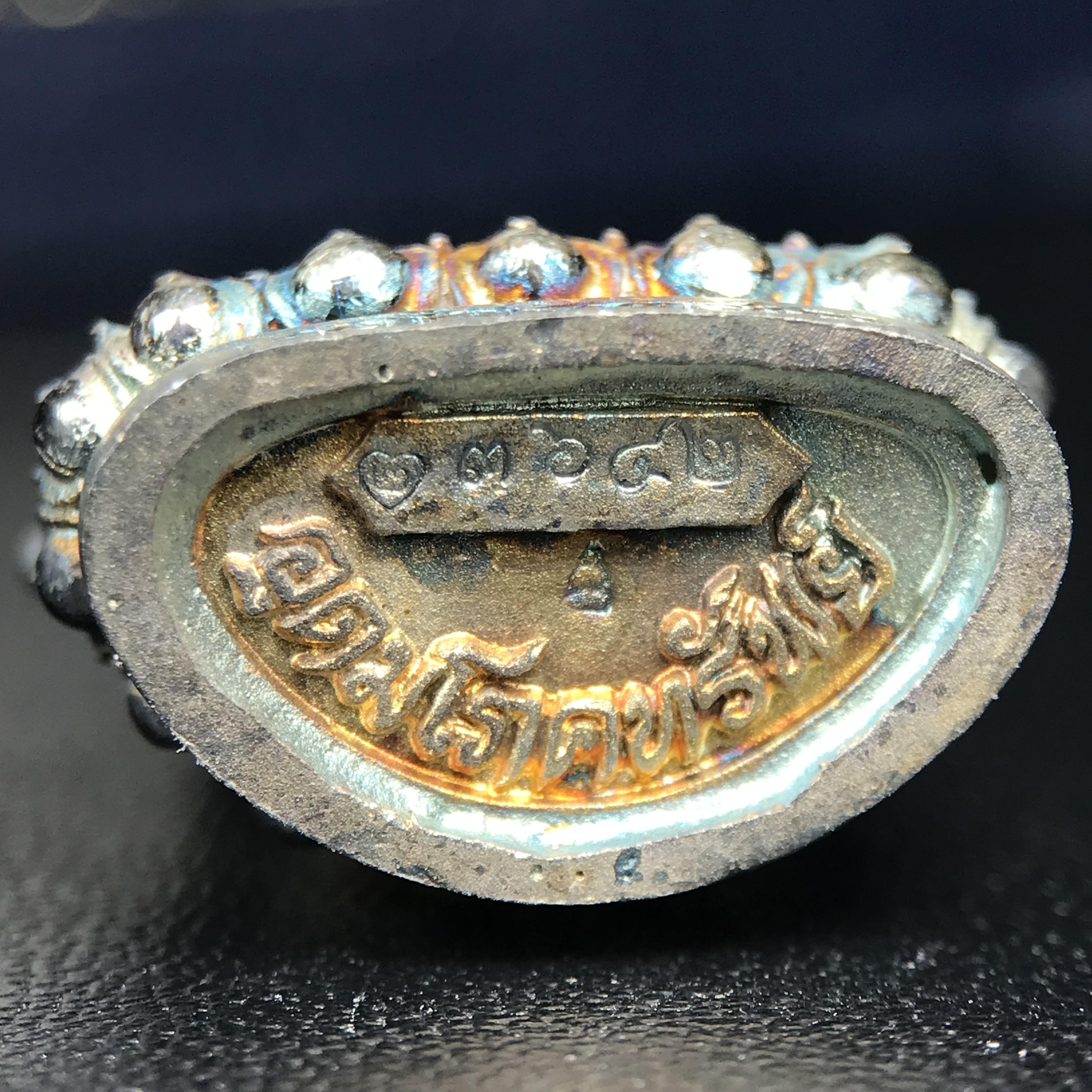 พระกริ่งอวโลกิเตศวร ( เจ้าแม่กวนอิม ) วัดโพธิ์แมนคุณาราม รุ่นอุดมโภคทรัพย์ ปี 2539 เนื้อเงินพ่นทราย(ผิวเดิม ขึ้นสีรุ้งธรรมชาติ แบบนิยม เสน่ห์ของพระเนื้อเงิน)(พร้อมกล่องบรรจุเดิม)(อีกหนึ่งรุ่นยอดนิยม พุทธศิลป์สวยงดงาม)หายาก 1 ใน 5000 องค์*องค์หมายเลข ๓๖๔๒*