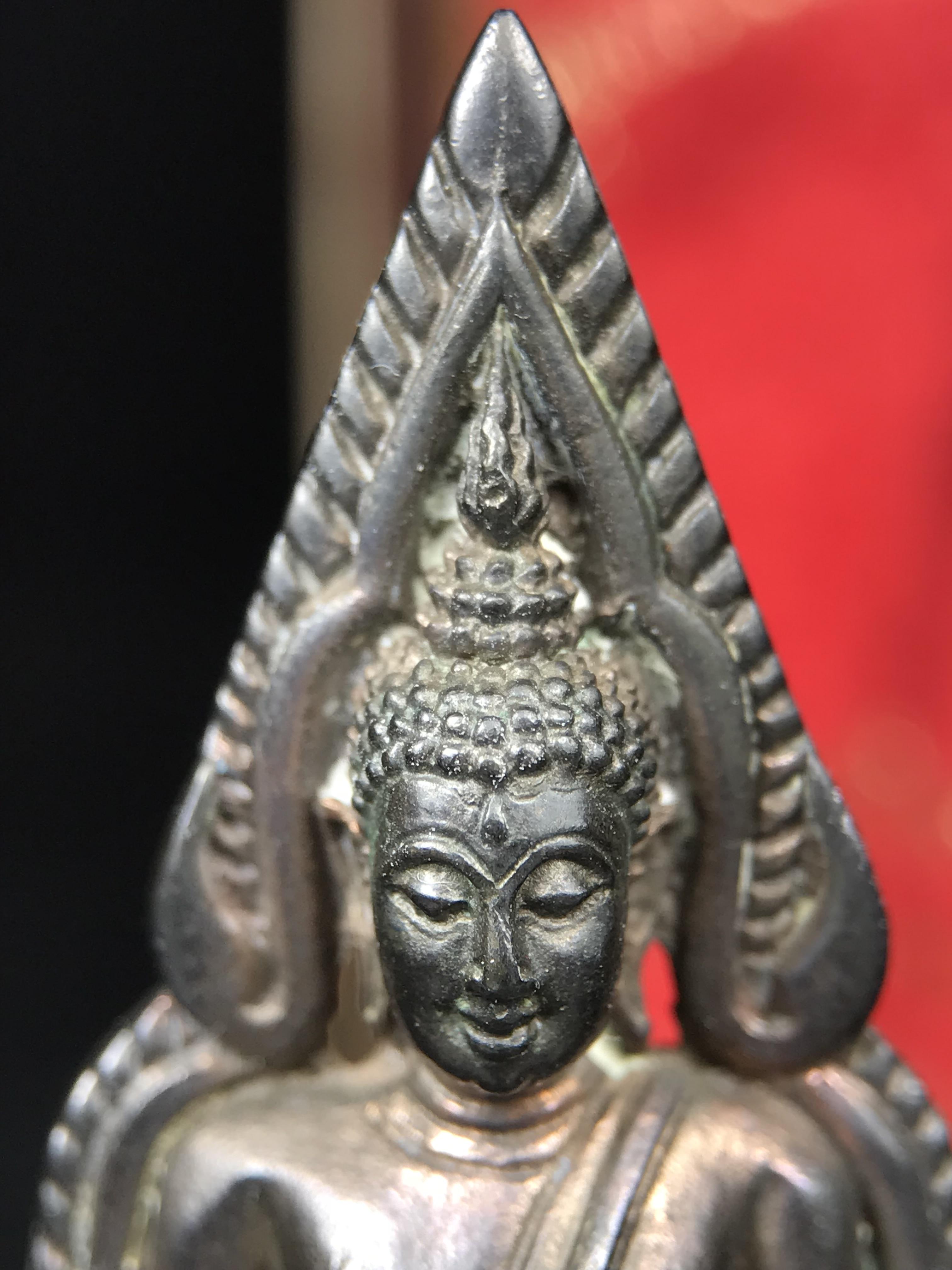 พระพุทธชินราชอินโดจีนมหาจักรพรรดิ อนุสรณ์ 100 ปี พิษณุโลกพิทยาคม (โรงเรียนชาย) พิธีจักรพรรดิมหาพุทธาภิเษก ปี 2542 เนื้อนวโลหะ(เต็มสูตรแก่ทองคำ) พิธีใหญ่มวลสารดีเกจิอาจารย์ยอดนิยมร่วมปลุกเสก*** ตอกโค้ดและหมายเลข*** 1 ใน 999 องค์ ยอดนิยมหายาก