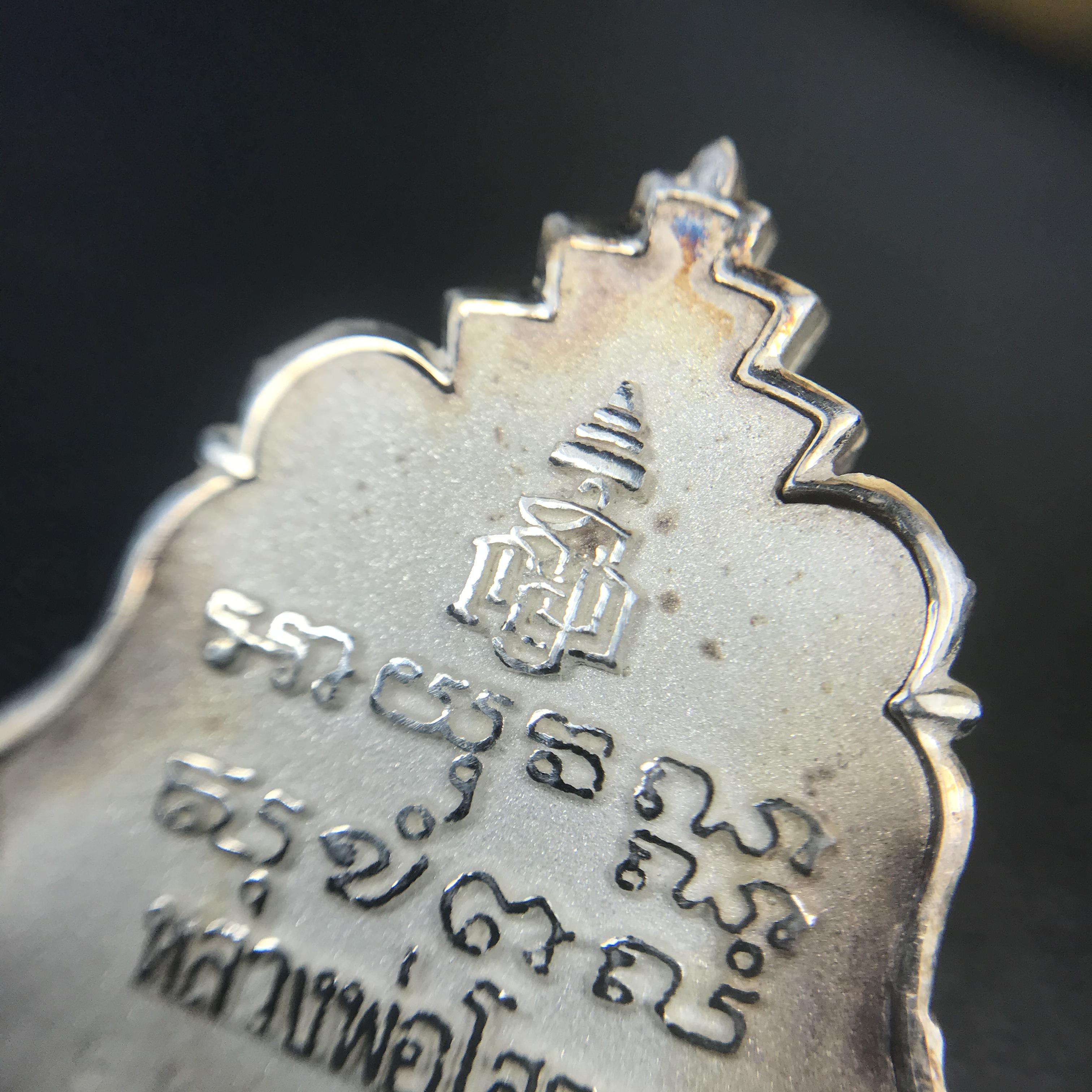 พระพุทธโสธร รุ่นมหามงคล ปี 2547 เหรียญหล่อพระพุทธโสธรลายไทย พระนามย่อ ญ.ส.ส. (พิมพ์ใหญ่) สูง 2.9 ซม.เนื้อเงินพ่นทรายขัดเงา พร้อมกล่องบรรจุเดิมครบ(1ใน 2,499องค์)