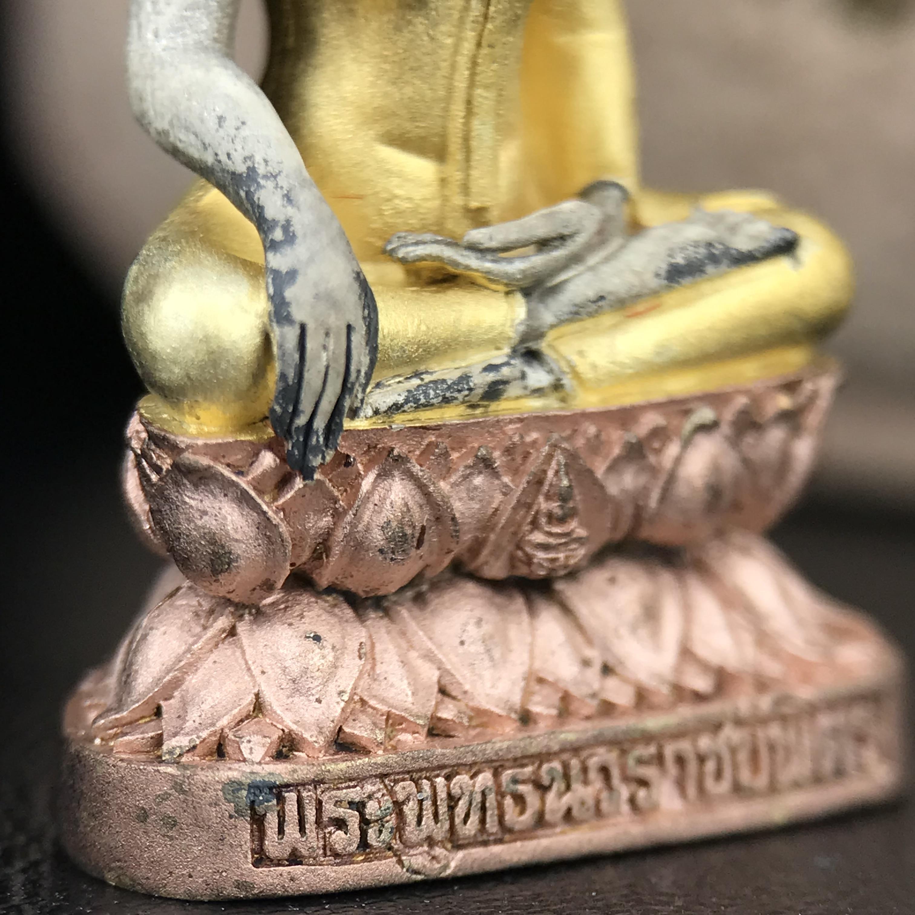 พระกริ่งพระพุทธนวราชบพิตร ตรากาญจนาภิเษกครองสิริราชสมบัติครบ 50 ปี รัชกาลที่9 ปี2540 เนื้อเงินสามกษัตริย์(ผิวเดิมสวย ครบ สมบูรณ์)พร้อมกล่องบรรจุเดิมครบ ชุดพระราชทาน(หายาก)