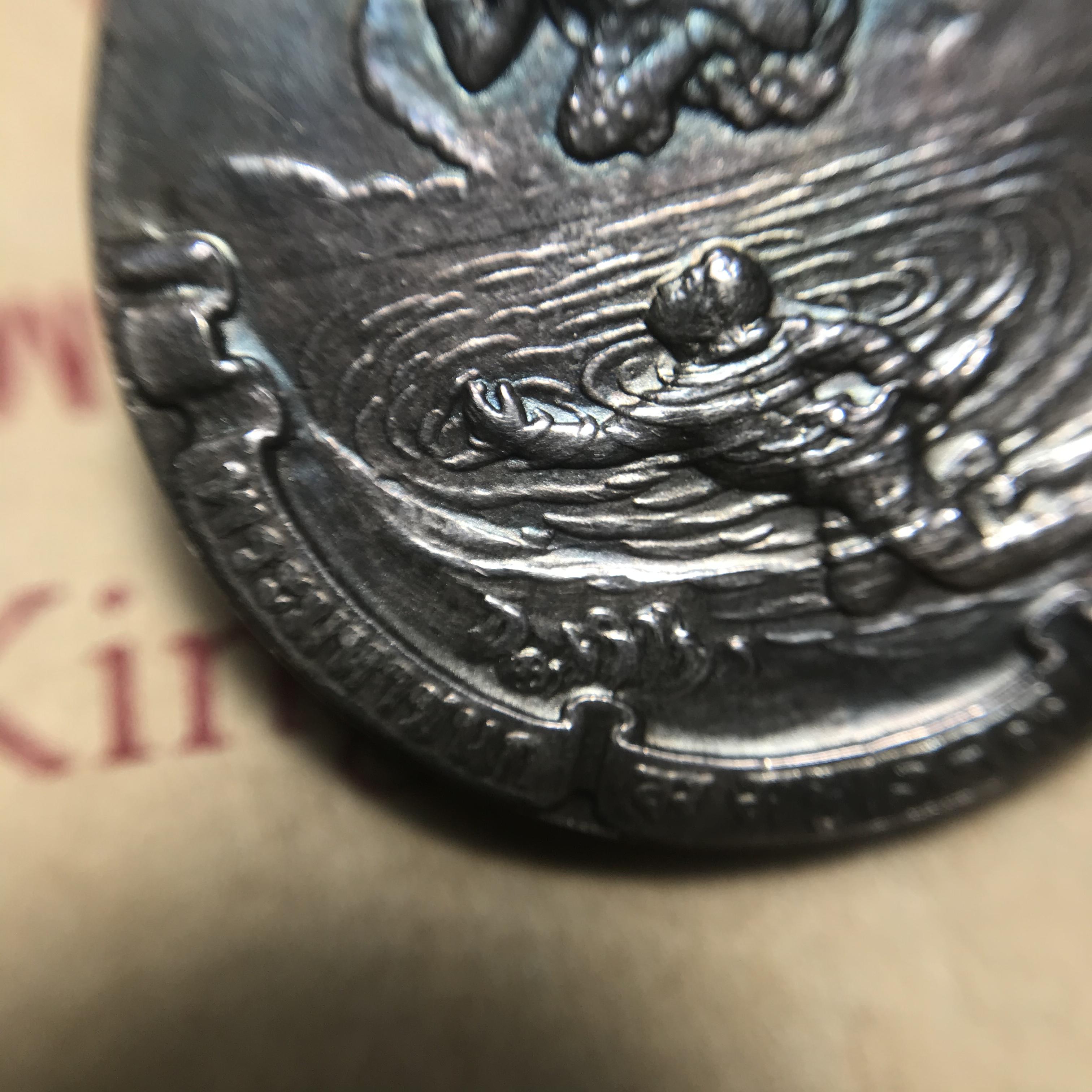 เหรียญพระมหาชนก ปี2539(รุ่นแรก) เนื้อเงิน พิมพ์ใหญ่บล็อกนิยม(ปอ ขาด) ผิวเดิมสีรุ้งธรรมชาติแบบนิยม พร้อมหนังสือสภาพสวยครบชุด(ในหลวงเสด็จเป็นประธานในพิธี)