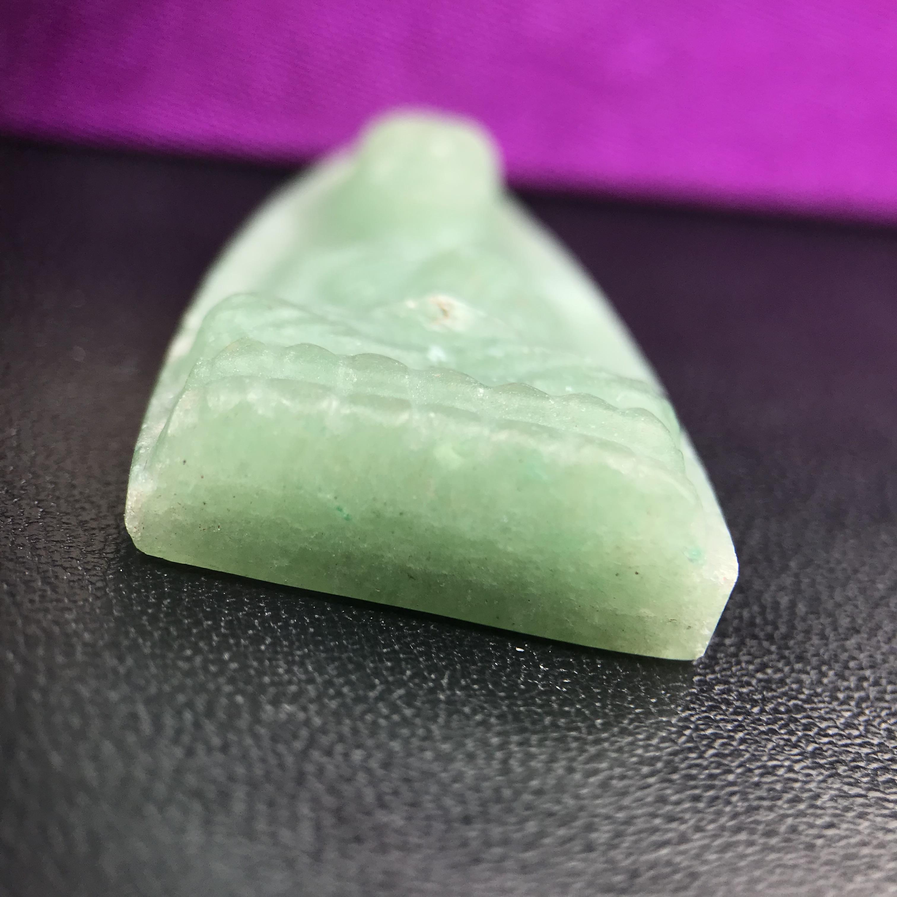 หลวงปู่ทวดหยก วัดพะโคะ จ.สงขลา ปี 2543 เนื้อหยก พิมพ์ใหญ่ ขนาด 3.5 x 2.2 ซม. ด้านหลังแผ่นโค๊ตทองคำ สร้างโดยสมาคมชาวเพชรบุรี “สมเด็จเจ้าพะโคะหลวงปู่ทวดเหยียบน้ำทะเลจืด” ครั้งแรกแห่งประวัติศาสตร์(สวยงามเป็นของล้ำค่าหายากมาก)สภาพสวยสมบูรณ์