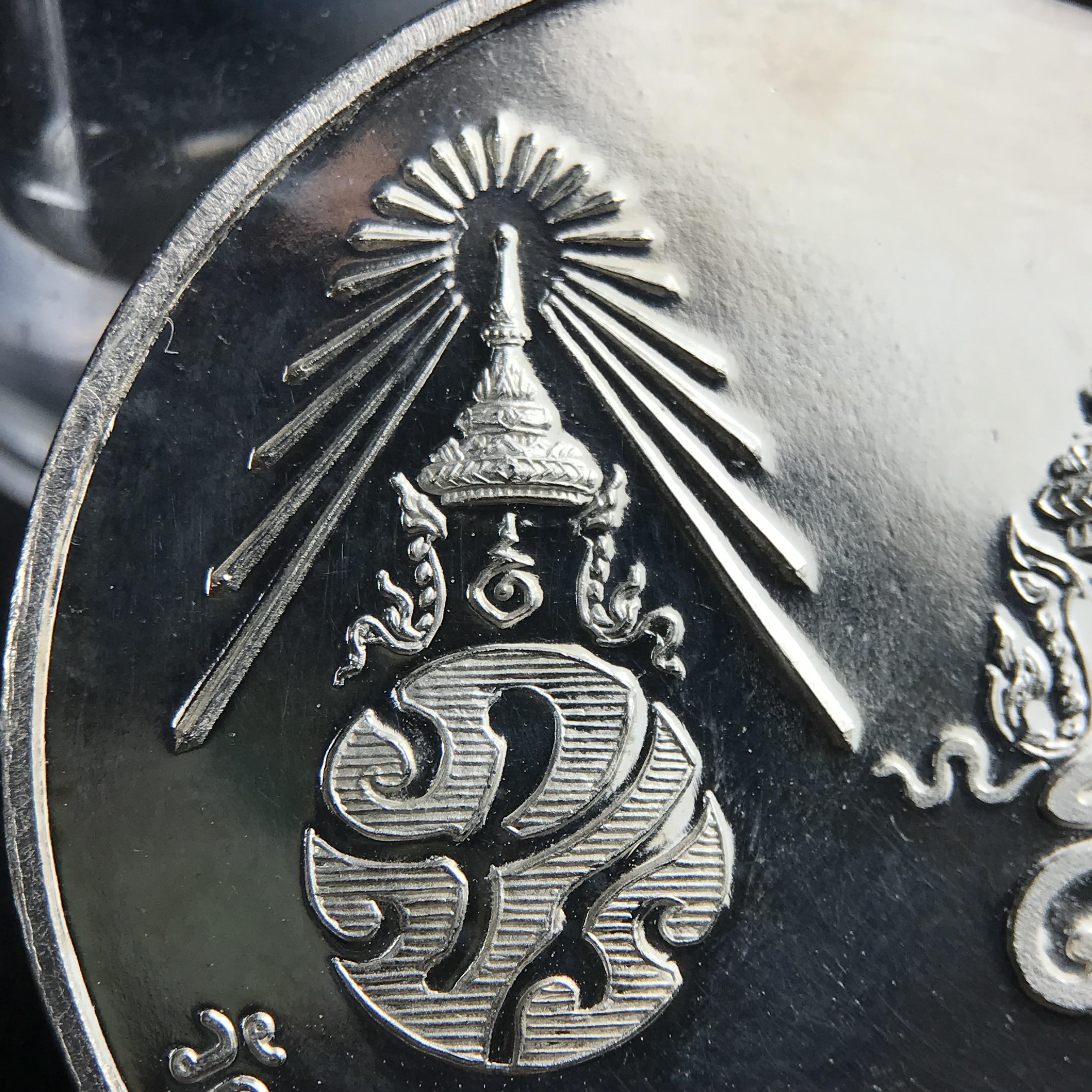 เหรียญรูปเหมือนพระราชสังวราภิมณฑ์(หลวงปู่โต๊ะ)ที่ระลึก ครบ 108 ปี วัดประดู่ฉิมพลี ปี 2538 ด้านหลังพระราชทานพระนามาภิไธยย่อ ภปร. และ สก. เนื้อเงินขัดเงา เหรียญกลมใหญ่ขนาด 3.5 ซม.สภาพสวยเดิมกล่องบรรจุเดิมครบสมบูรณ์และหายาก