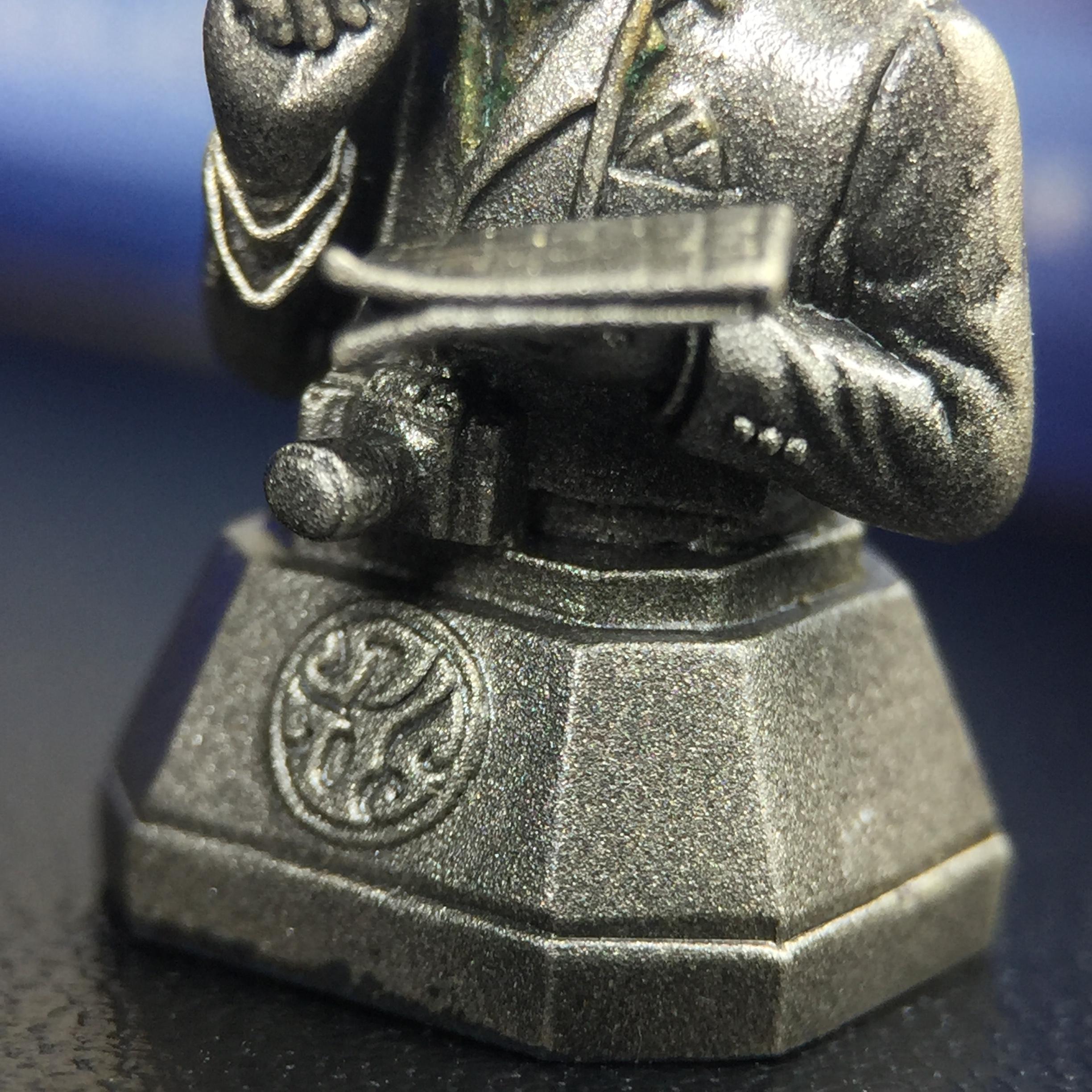 พระบรมรูปพระบาทสมเด็จพระเจ้าอยู่หัวรัชกาลที่ 9(ทรงงาน) ภปร. รุ่นเพราะแผ่นดินนี้คือแผ่นดินเกิด ปี 2551 ขนาดสูง 1 นิ้ว เนื้อบรอนซ์ชุบเงินรมดำ(ด้านหน้า ฐานพระบรมรูปฯ ประดิษฐานอักษรพระปรมาภิไธย ภ.ป.ร.)นิยมหายาก