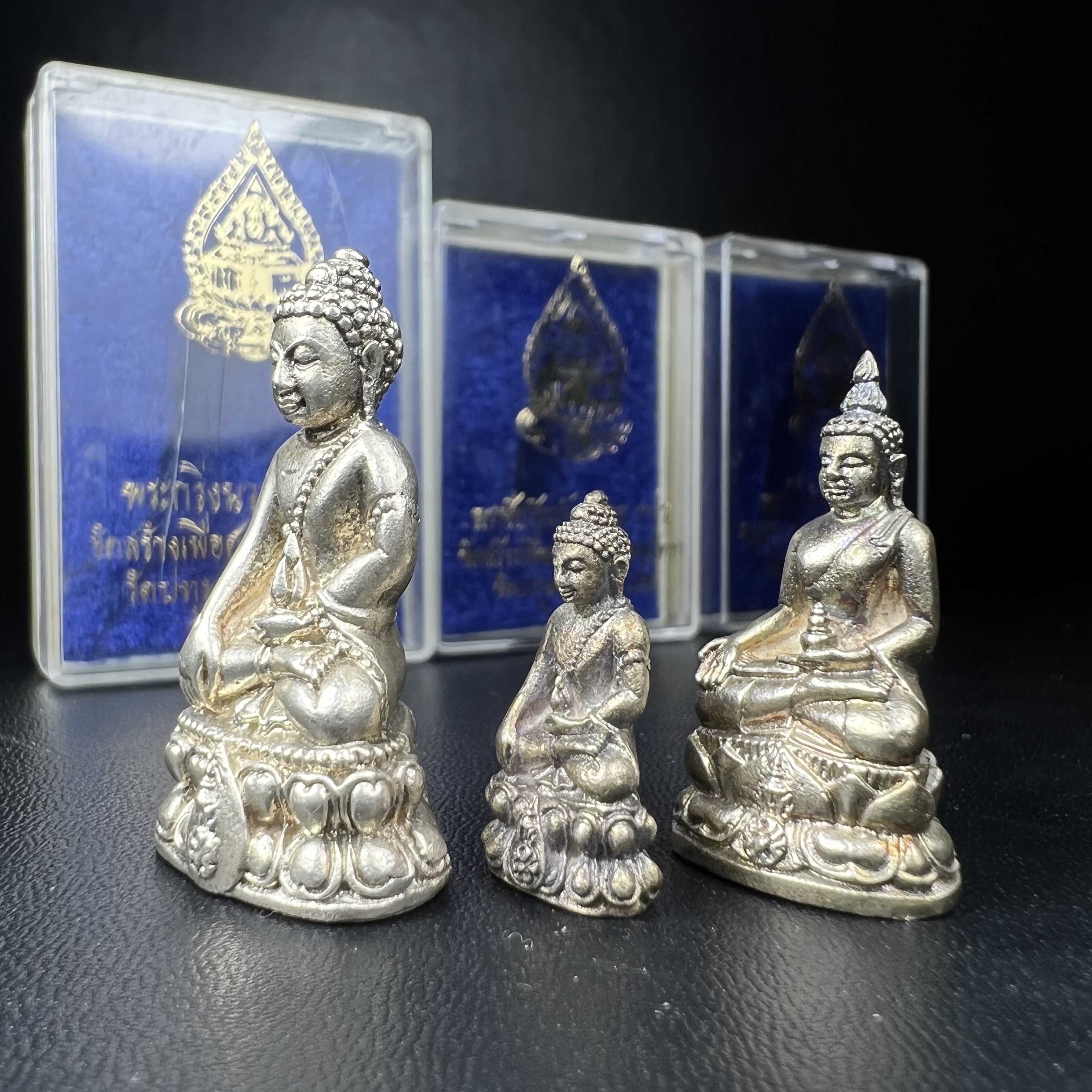 พระกริ่งนวปทุม ภปร.-พระชัยวัฒน์นวปทุม ภปร.-พระกริ่งไพรีพินาศ ภปร. รุ่นแรก วัดปทุมวนาราม ครบชุดเนื้อเงิน ปี2535(ในหลวงรัชกาลที่9เสด็จเททอง)(1ใน3000องค์)หายาก***เก็บทีเดียวครบชุดไปเลยรุ่นนี้ แนะนำ....ตอนนี้หายากแล้ว***