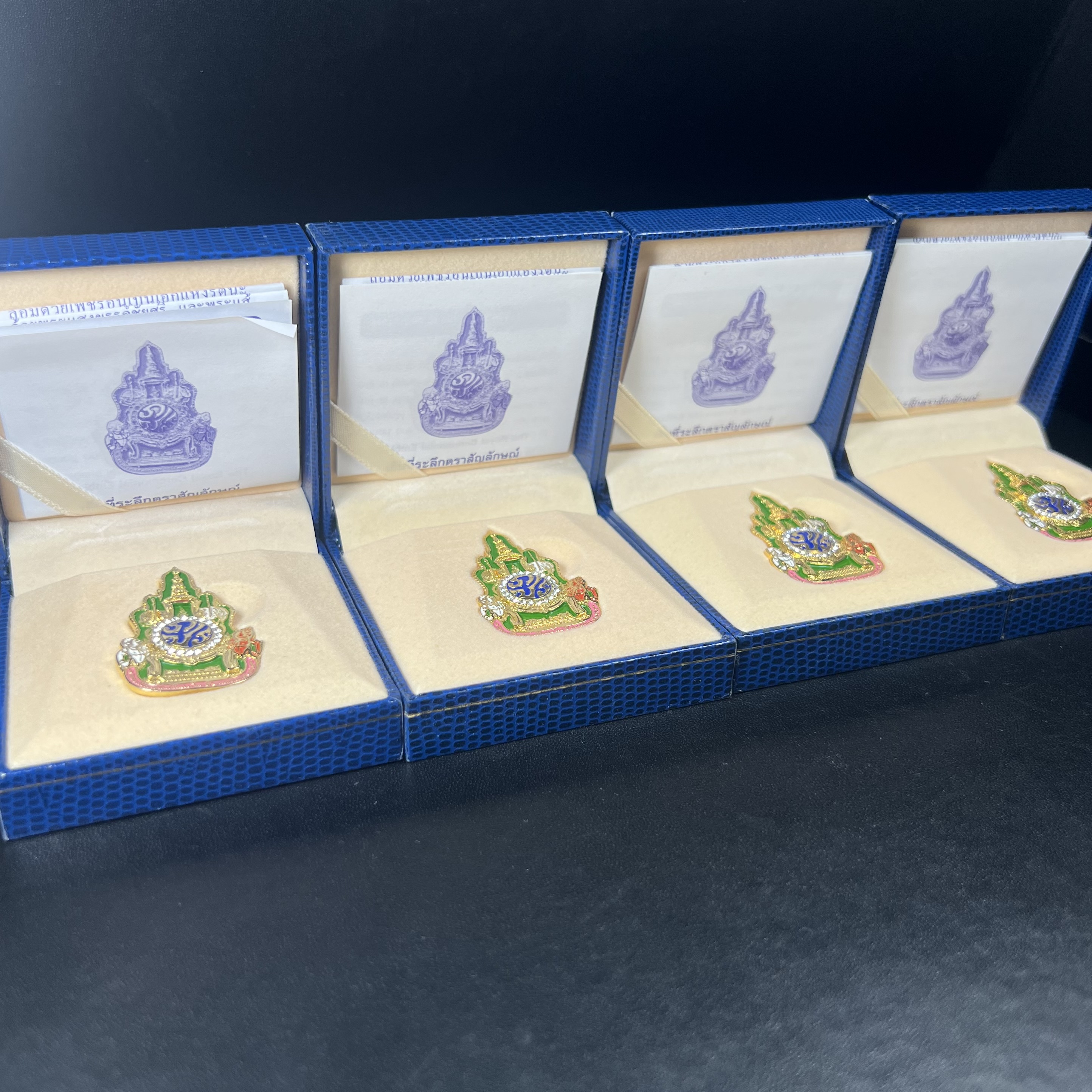 เข็มที่ระลึกตราสัญลักษณ์งานฉลองสิริราชสมบัติครบ 60 ปี พุทธศักราช 2549 ในหลวงรัชการที่ 9 จัดทำขึ้นโดยสำนักงานปลัดสำนักนายกรัฐมนตรี