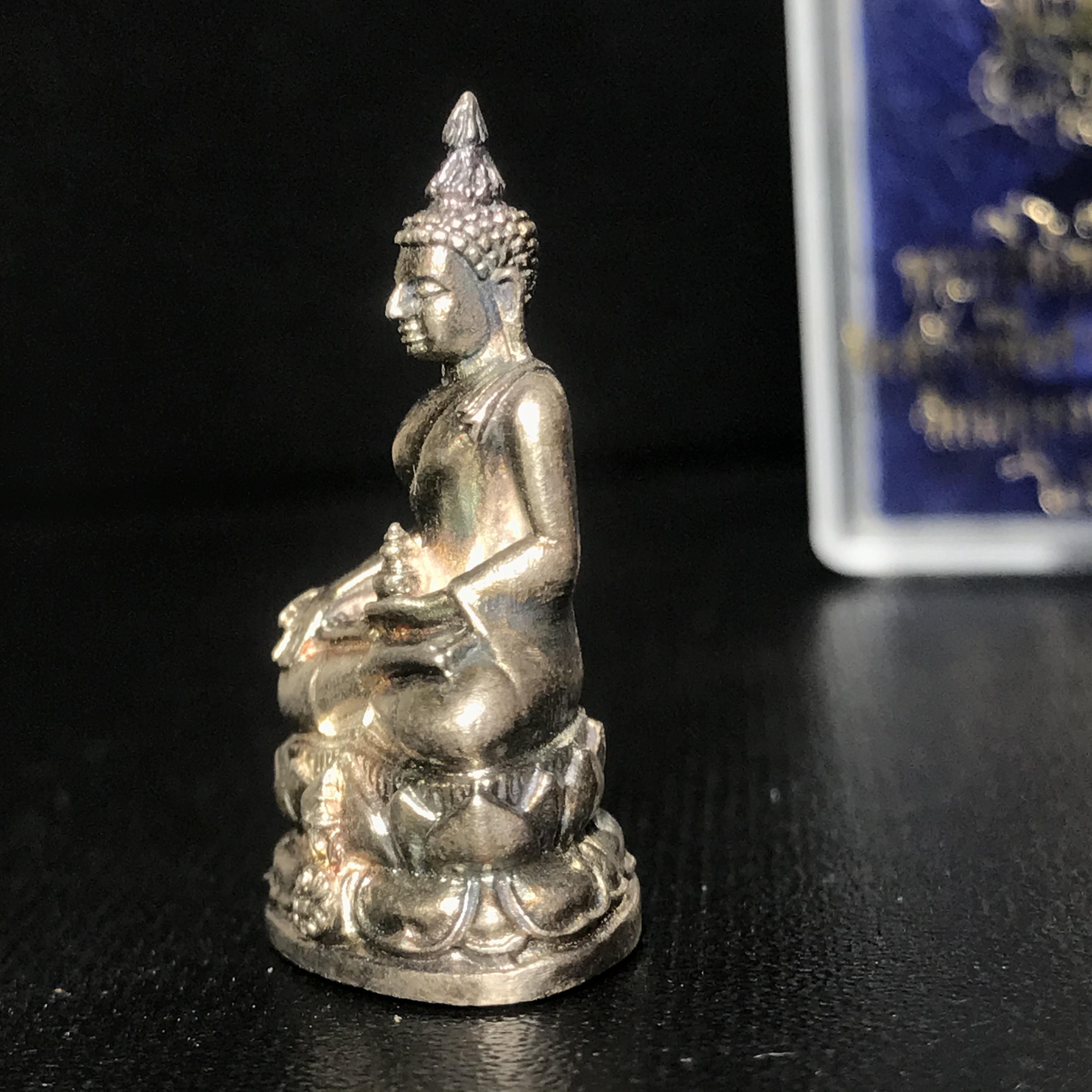 พระกริ่งไพรีพินาศ ภปร. รุ่นแรกของประเทศไทย วัดปทุมวนาราม ปี2535 เนื้อเงินผิวเดิมขึ้นสีรุ้งแบบนิยม งดงามกล่องครบ (ในหลวงรัชกาลที่9เสด็จเททอง)(1ใน3000องค์)