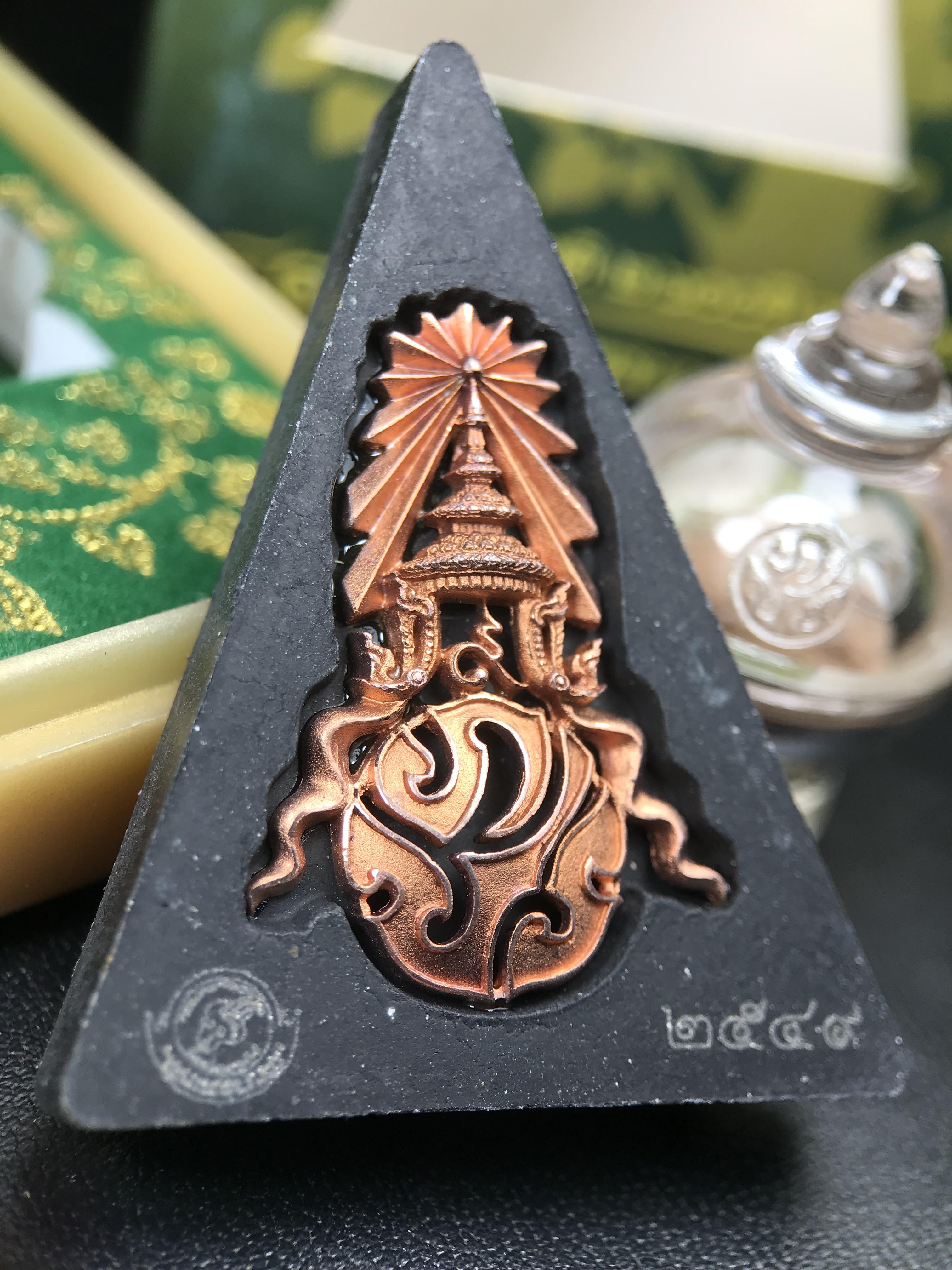 พระพุทธชินราช ภปร. 84พรรษา เนื้อผงปิดทองด้านหน้า หลัง ภ.ป.ร. เนื้อแดง (พระราชทานมวลสาร จิตรลดาและเส้นพระเจ้า(เส้นผม)ในหลวงรัชกาลที่9)พุทธศิลป์ทรงคุณค่าอีกหนึ่งรุ่นยอดนิยม(องค์หมายเลข ๒๕๔๙)1 ใน 10000 องค์