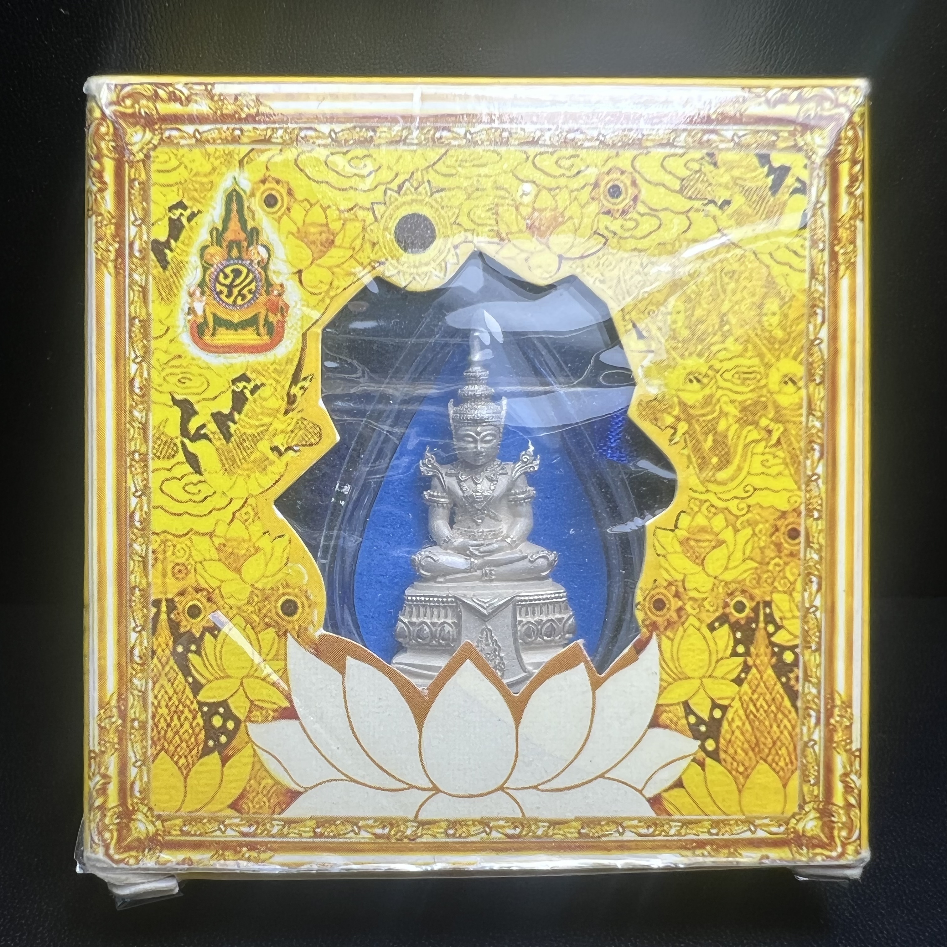 พระแก้วมรกต(จำลอง)ลอยองค์ ขนาดหน้าตัก 1/2 นิ้ว ทรงเครื่องฤดูร้อน เนื้อเงิน ตราสัญลักษณ์ฉลองสิริราชสมบัติ ครบ 60 ปี พ.ศ.2549(สภาพสวย ครบ สมบูรณ์))