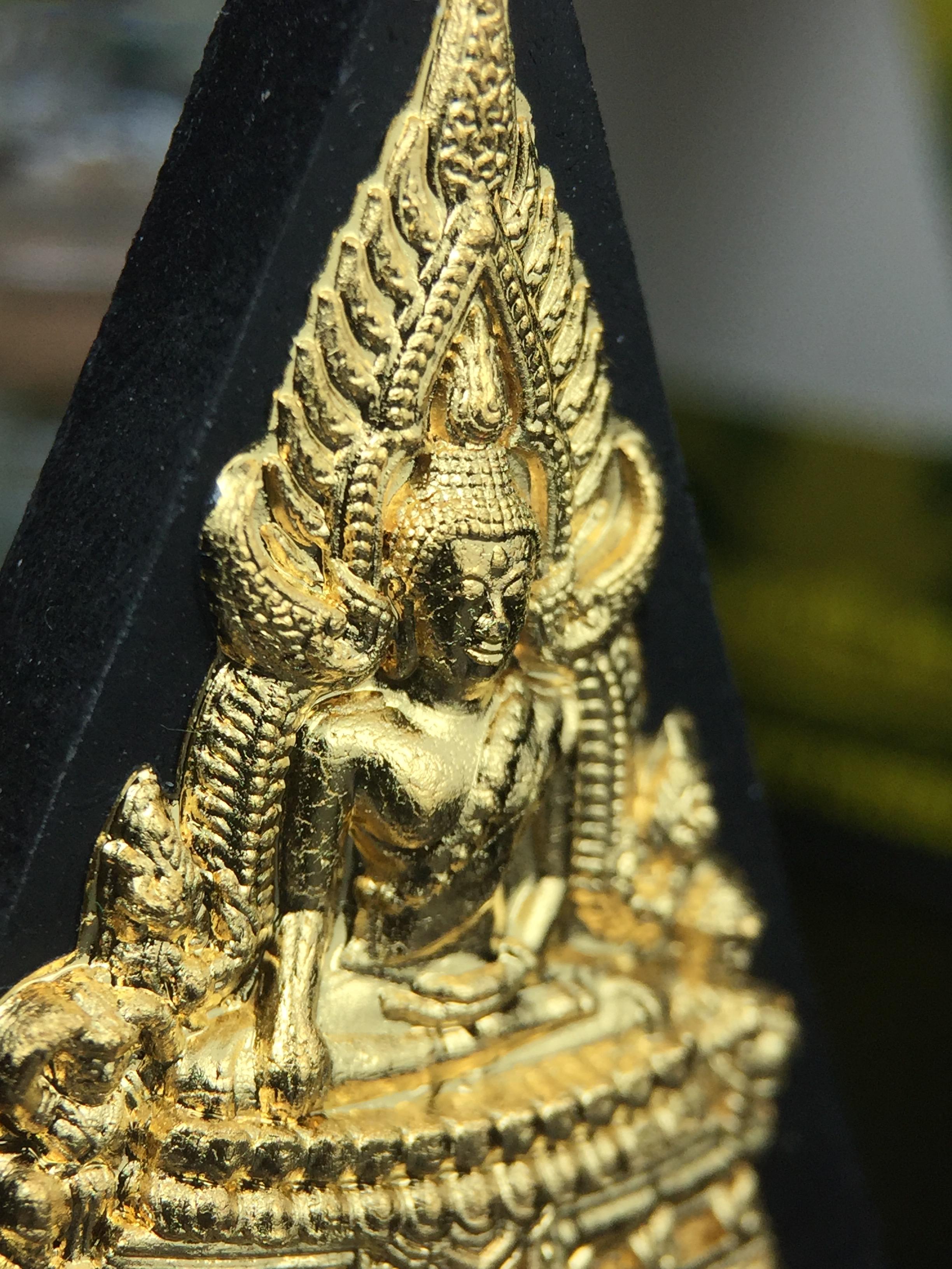 พระพุทธชินราช(จำลอง)ภปร. 84พรรษา เนื้อผงปิดทองด้านหน้า หลัง ภ.ป.ร. ยิงทอง(พระราชทานมวลสาร จิตรลดาและเส้นพระเจ้า ร.9(เส้นผม))ทรงคุณค่าอีกหนึ่งรุ่นยอดนิยม