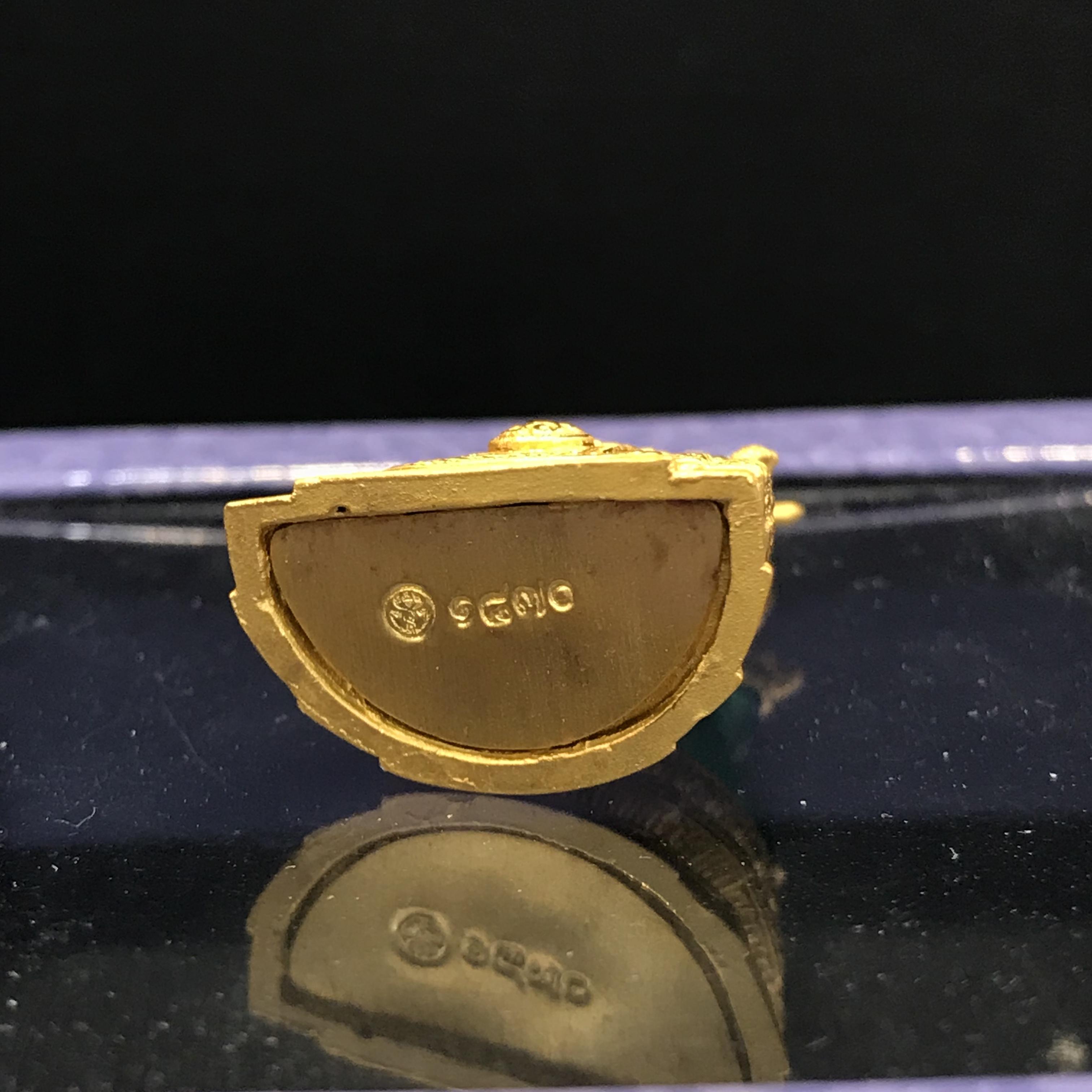 พระแก้วมรกตลอยองค์ ภปร.หน้าตัก 1/2 นิ้ว จัดสร้างโดย รพ.ภูมิพลฯ ปี2547 เนื้อเรซินหุ้มทองคำ