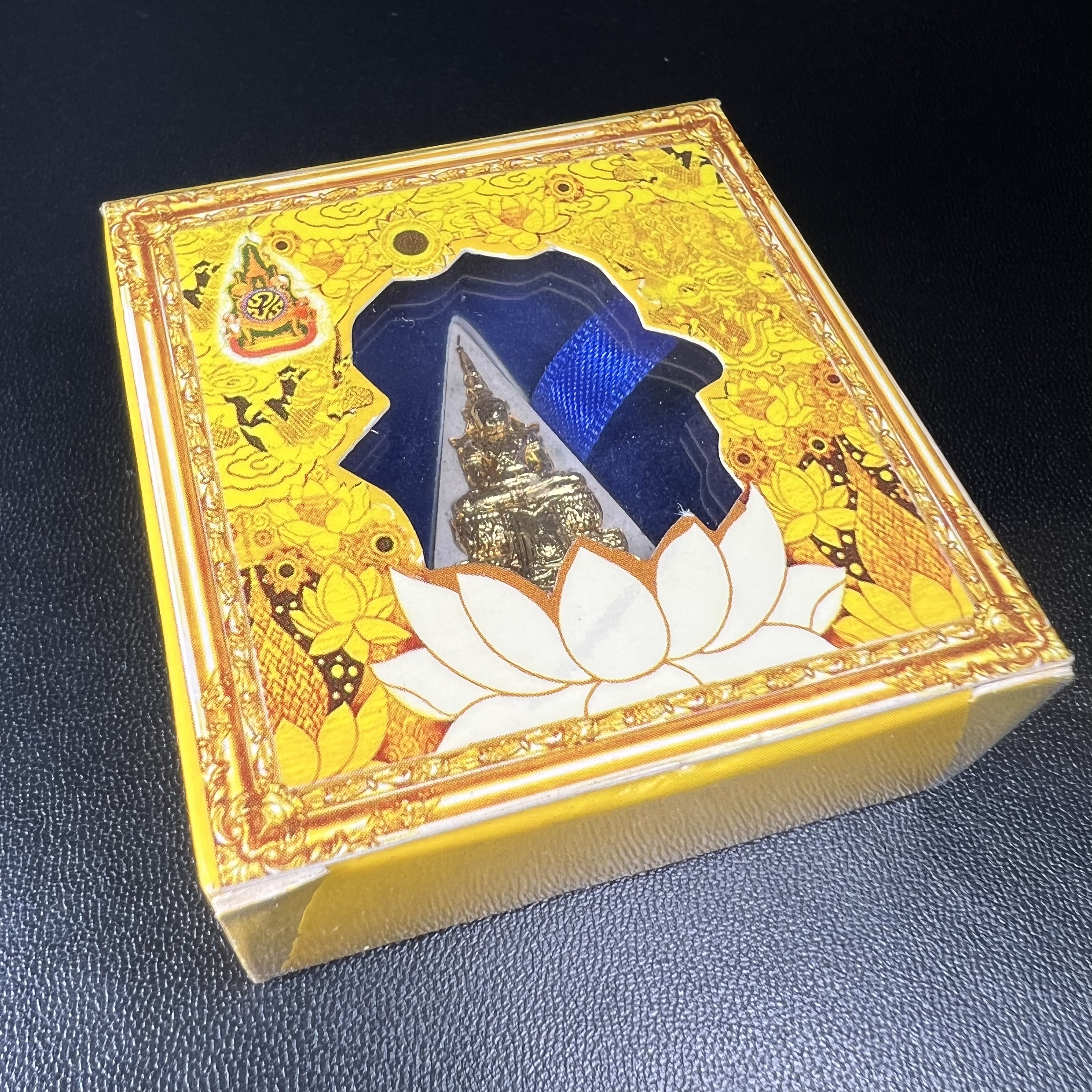 พระแก้วมรกต(จำลอง)ทรงเครื่องฤดูร้อน พระผงบูชา ด้านหน้าปิดทอง ด้านหลังตราสัญลักษณ์ฉลองสิริราชสมบัติครบ 60ปี เนื้อเงินขึ้นสีรุ้งธรรมชาติสร้างสรรค์งดงาม(รุ่นนี้ได้พระราชทานเส้นพระเจ้า(เส้นผม)รัชกาลที่9ในการจัดสร้าง)