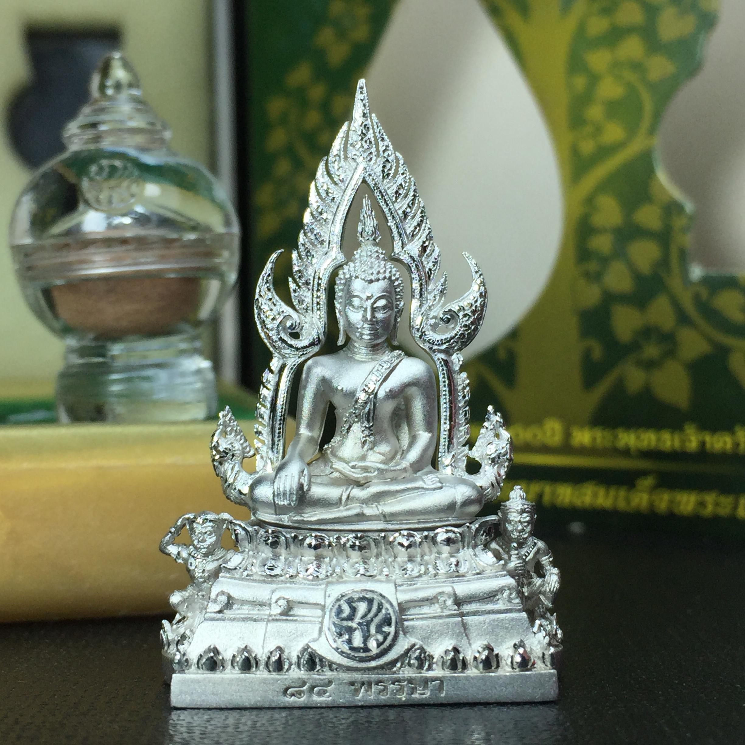 พระพุทธชินราช(จำลอง) ภปร. 84 พรรษา เนื้อเงินชุบทองคำขาว พิมพ์กลางขนาดหน้าตัก 1/2 นิ้ว(1ใน5000องค์) )(พระราชทานมวลสาร จิตรลดาและเส้นพระเจ้า(เส้นผม)รัชกาลที่9)