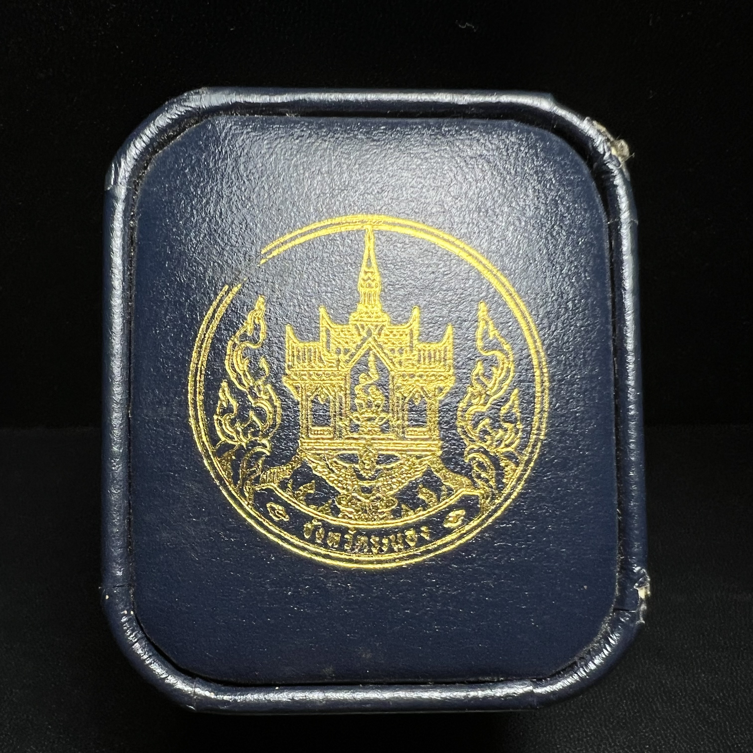 รูปหล่อลอยองค์พระโพธิสัตว์กวนอิม ทรงประทับมังกร จ.ระนอง เนื้อเงิน พิมพ์ใหญ่(สภาพผิว สวยงดงาม ทรงคุณค่า) เฉลิมฉลองในวโรกาสที่พระบาทสมเด็จพระเจ้าอยู่หัวทรงครองสิริราชสมบัติครบ 50 ปี จ.ระนอง พ.ศ.2539