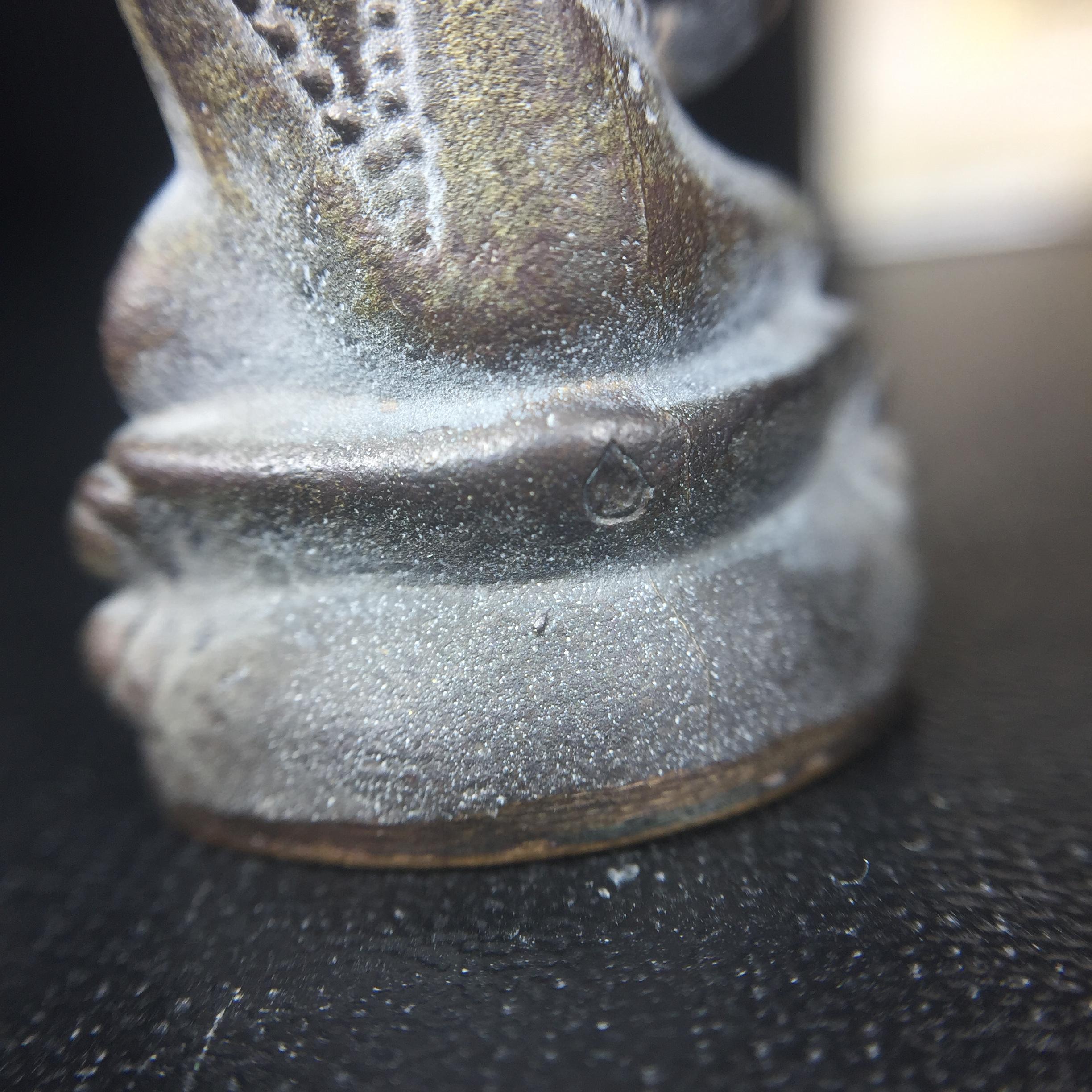 พระกริ่งชินบัญชรฉลองพระชันษา 100 ปี สมเด็จพระญาณสังวร วัดบวรนิเวศวิหาร ปี 2556 เนื้อนวโลหะผสมทองคำก้นทองแดง พิธีใหญ่ มวลสารเด่น นิยม(1 ใน 2556 องค์)