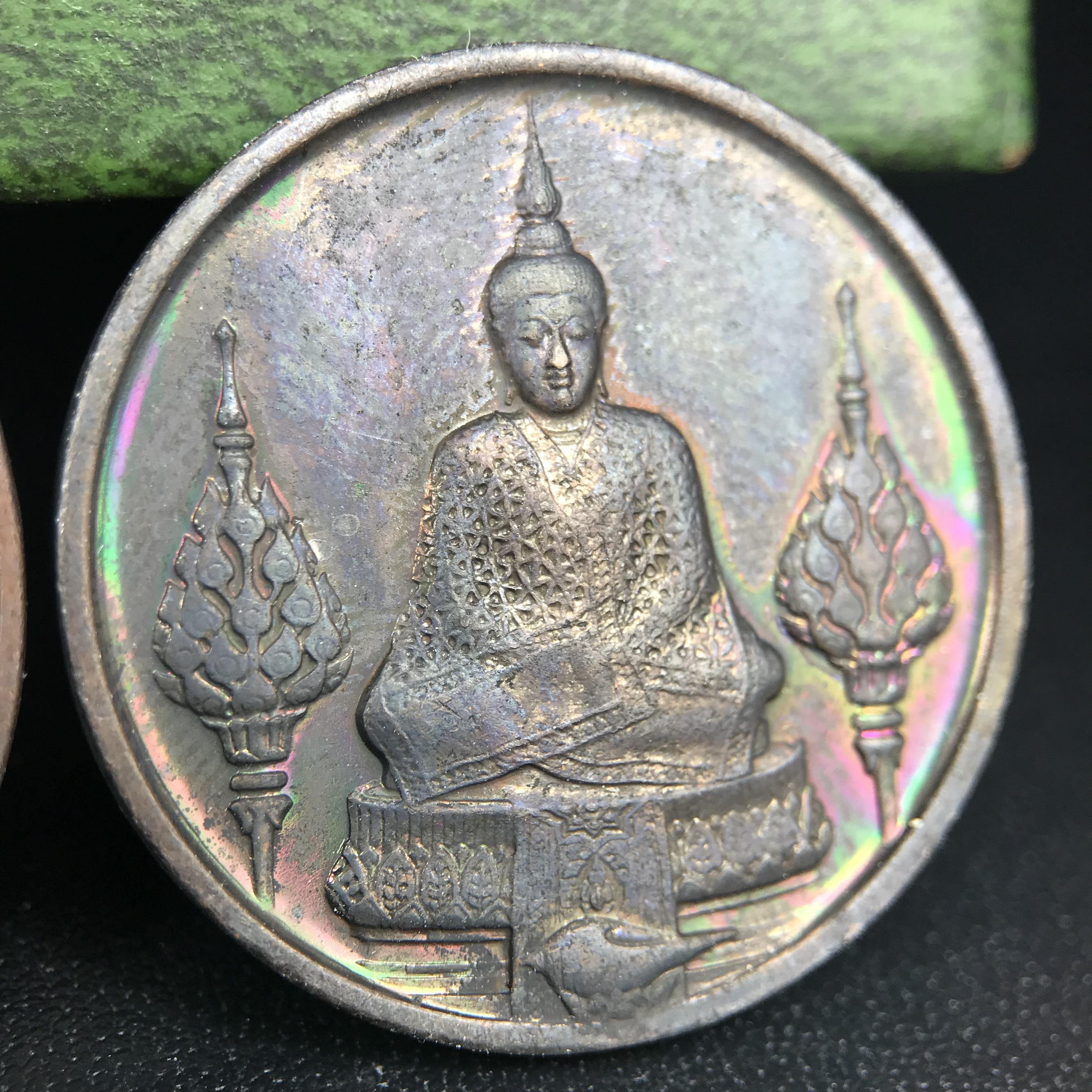 เหรียญพระแก้วมรกตหลัง ภปร. ฉลองกรุงรัตนโกสินทร์ครบ 200 ปี พ.ศ.2525 เนื้อทองแดงกล่องบรรจุเดิมครบ3พิมพ์(บล็อกพระราชศรัธา)(ในหลวงรัชกาลที่9 เสด็จในพิธี)พระคู่บ้านคู่เมือง...พระดี...พิธีใหญ่