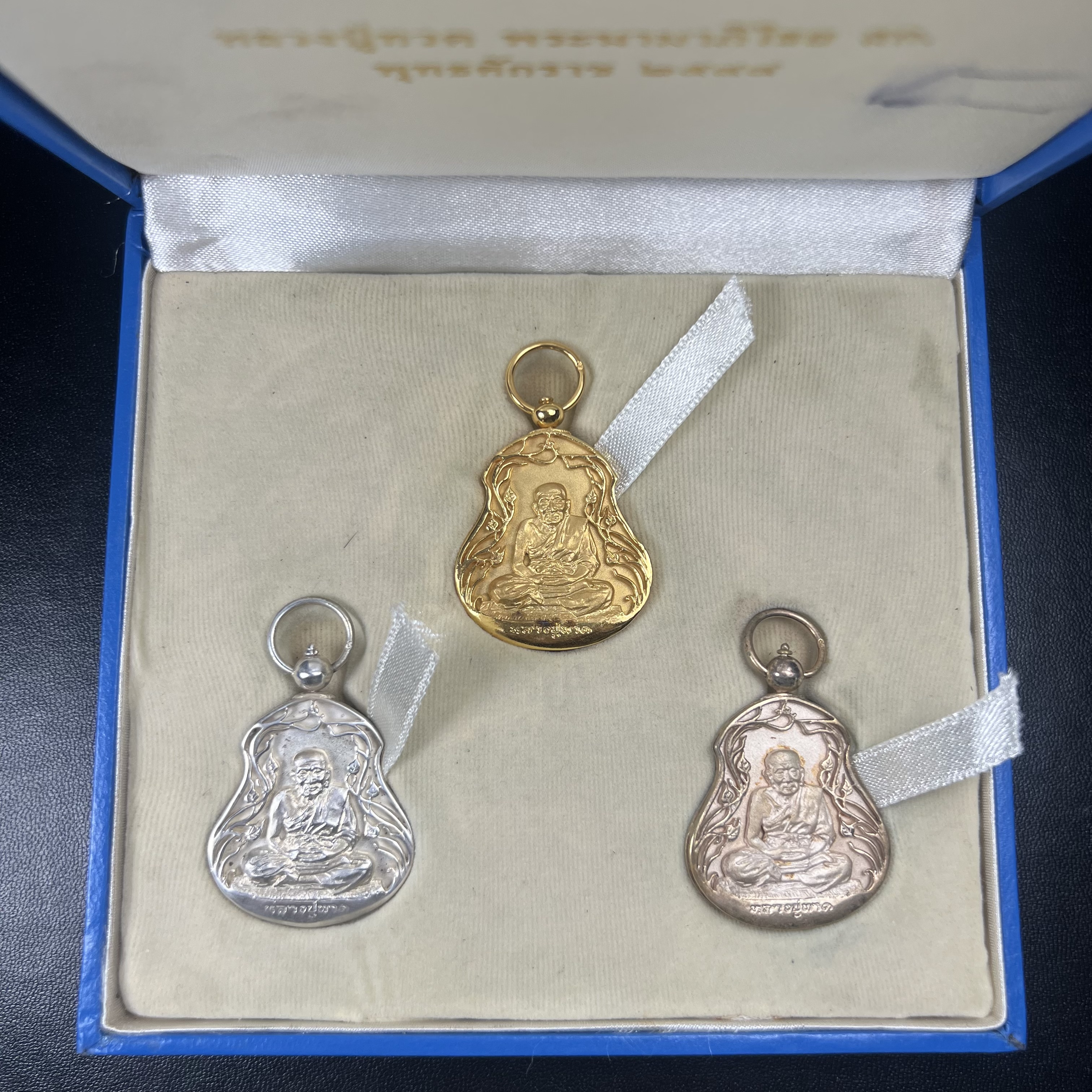 เหรียญหลวงปู่ทวด พระนามาภิไธย สก. แบบงานฉลุโบราณ(HAND MADE) ปี 2544 ชุดทองคำ(เนื้อทองคำ(15.16 กรัม)+เนื้อเงิน+เนื้อบรอนซ์)พิธีปลุกเสก ณ อุโบสถวัดช้างให้ และ พิธีมังคลาภิเษก ณ พระอุโบสถ วัดพระศรีรัตนศาสดาราม(วัดพระแก้ว) (1 ใน 500 ชุด)พบเจอน้อยหายากมาก