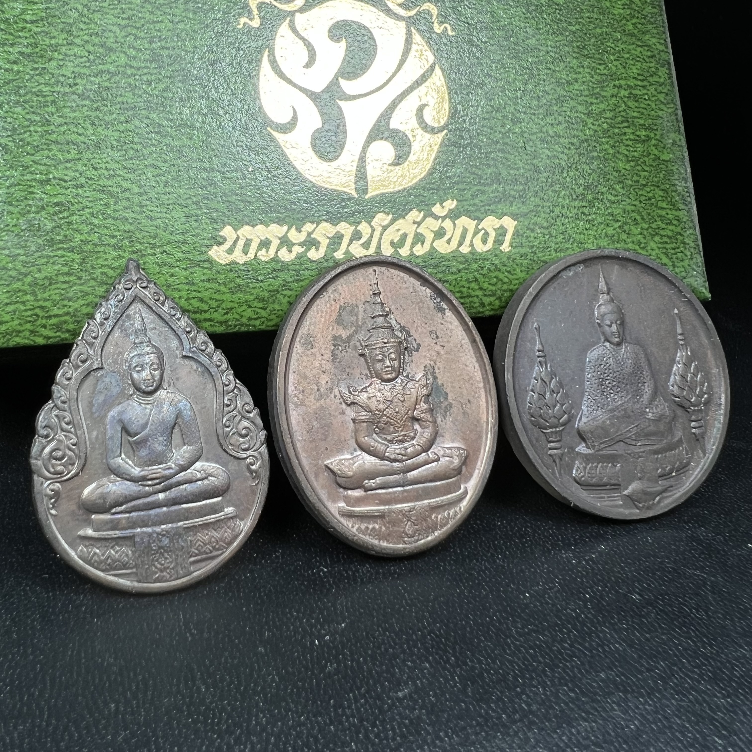 เหรียญพระแก้วมรกตหลัง ภปร. ฉลองกรุงรัตนโกสินทร์ครบ 200 ปี พ.ศ.2525 เนื้อทองแดงกล่องบรรจุเดิมครบ3พิมพ์(บล็อกพระราชศรัธา)(ในหลวงรัชกาลที่9 เสด็จในพิธี)พระคู่บ้านคู่เมือง...พระดี...พิธีใหญ่