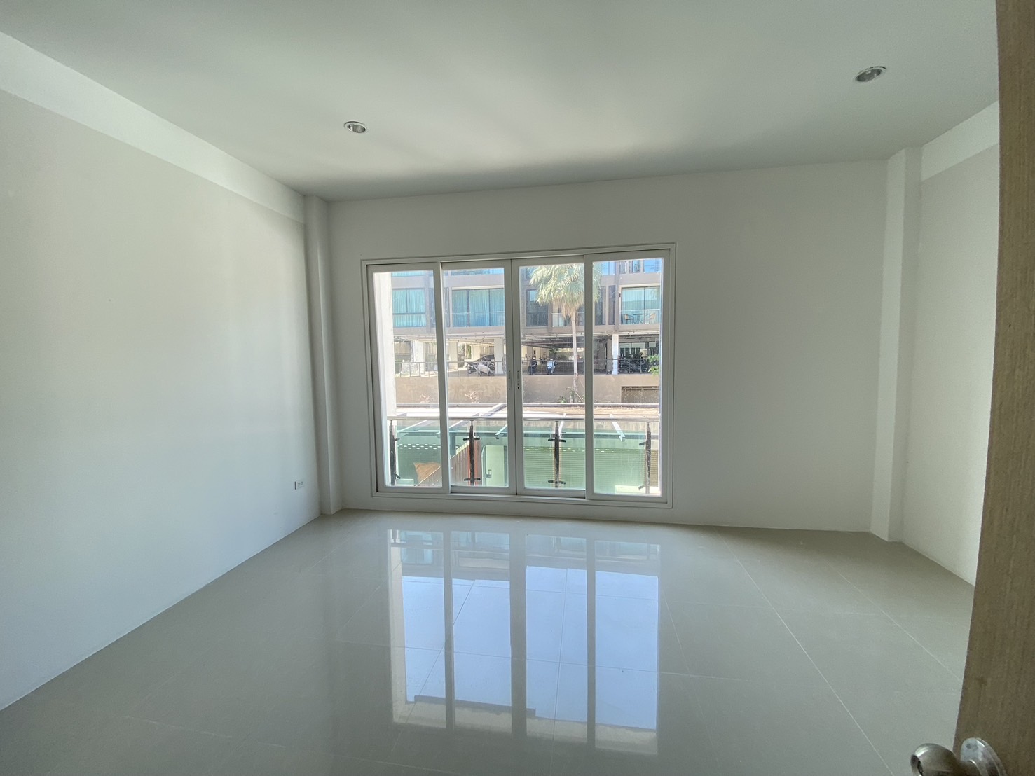 For Sales : Sea front, 2-Story commercial buildings, 3 Bedroom 6 Bathroom