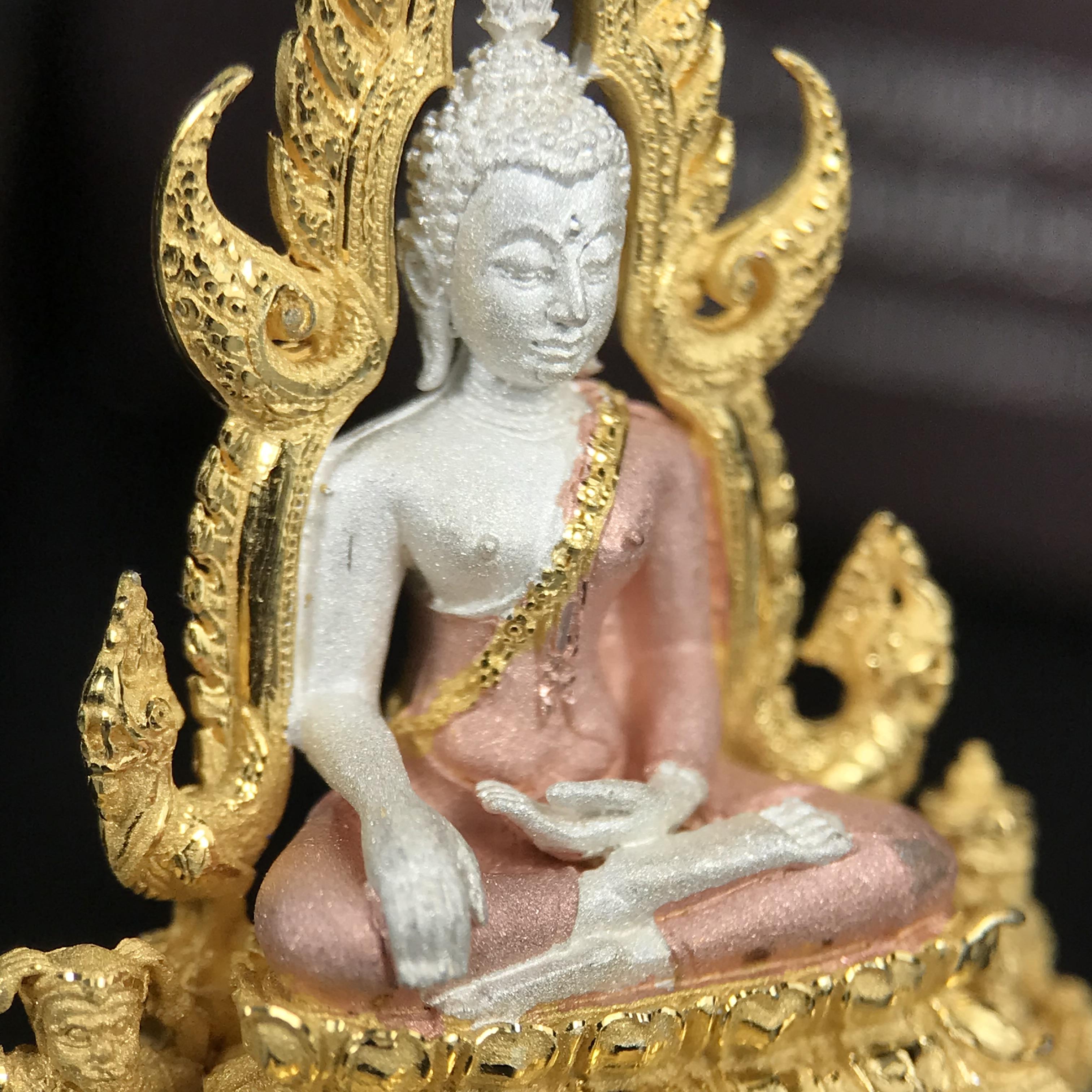 พระพุทธชินราช ภปร. โครงการ "เพราะแผ่นดินนี้ คือ แผ่นดินเกิด" ปี 2548(รุ่นแรก) ลอยองค์เนื้อเงินสามกษัตริย์ หน้าตัก 1/2 นิ้ว (ขนาด 3.5 x 2.5 ซม.) พุทธศิลป์งดงามทรงคุณค่า รุ่นยอดนิยม