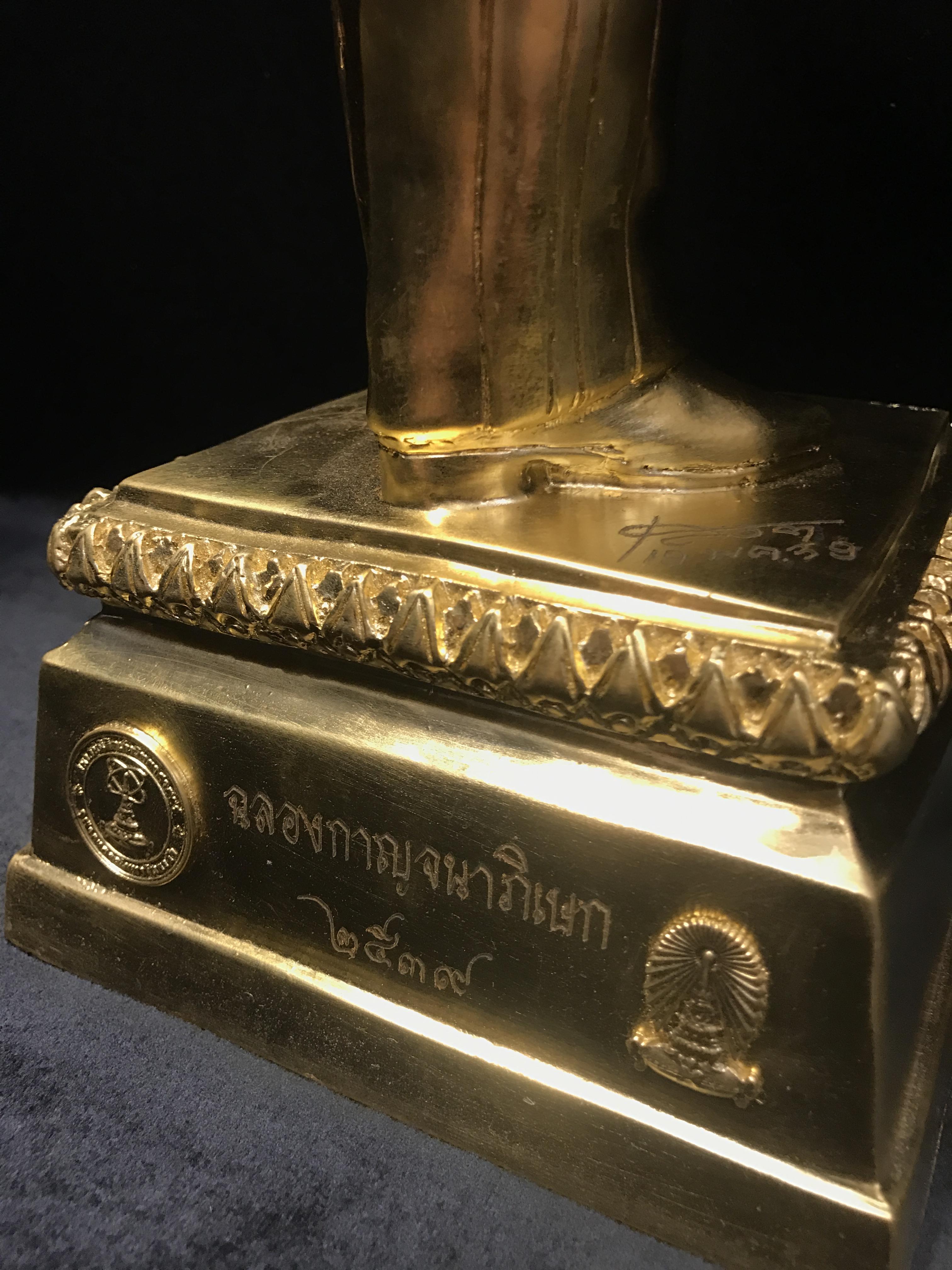 พระบรมรูปจำลองในหลวง รัชกาลที่ ๙ จัดสร้างโดย สมาคมศิษย์เก่าวิทยาศาสตร์ จุฬาลงกรณ์มหาวิทยาลัยและคณะวิทยาศาสตร์ จุฬาลงกรณ์มหาวิทยาลัย ปี2539(พร้อมกล่องบรรจุเดิมและใบรับรองจากผู้จัดสร้าง)