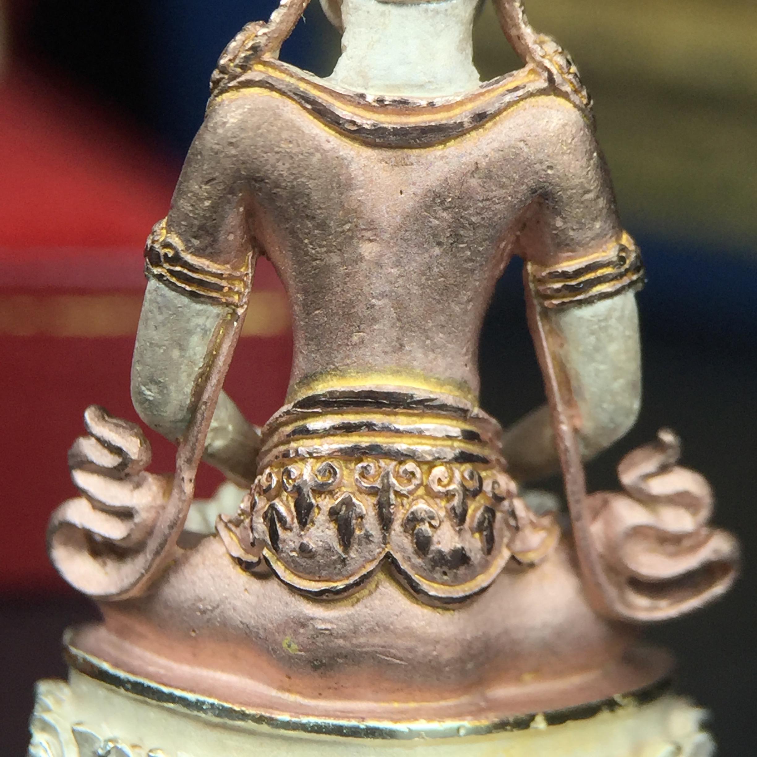 พระกริ่งอวโลกิเตศวร ( เจ้าแม่กวนอิม ) วัดโพธิ์แมนคุณาราม เนื้อเงิน 3 กษัตริย์ พ่นทราย รุ่นอุดมโภคทรัพย์ พ.ศ.2539(พร้อมกล่องบรรจุการ์ดใบรับรองเดิมครบ) (อีกหนึ่งรุ่นยอดนิยม พุทธศิลป์สวยงดงาม)