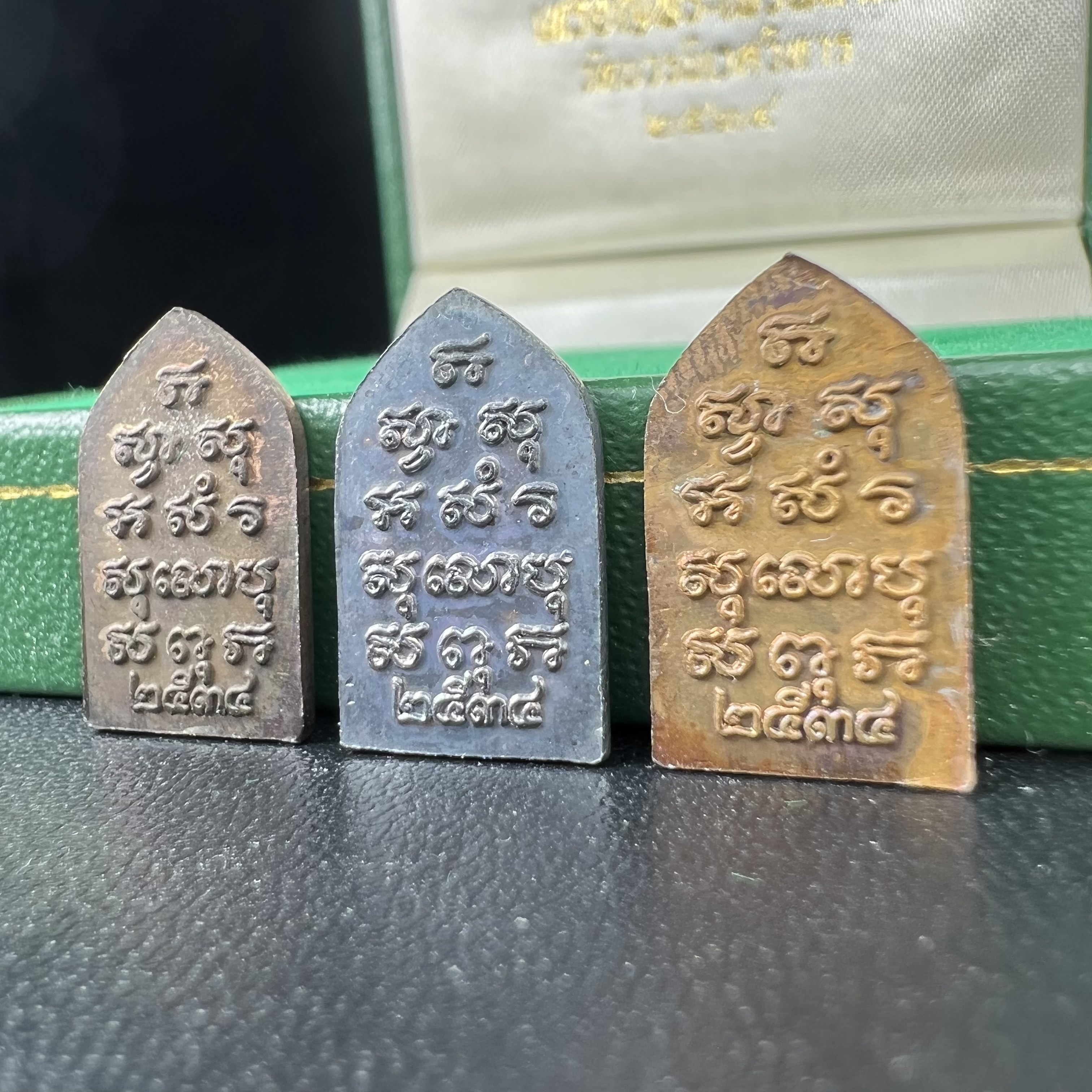 เหรียญพระไพรีพินาศ วัดบวรนิเวศราชวรวิหาร ปี2534 พิมพ์ห้าเหลี่ยม(เนื้อนวโลหะ-เนื้อเงิน-เนื้อทองแดง)(พระชุดหลักสายสมเด็จพระญาณสังวร สมเด็จพระสังฆราชองค์ที่19) (หายากสภาพสวยกล่องเดิมครบสมบูรณ์) 1ใน 700 ชุด