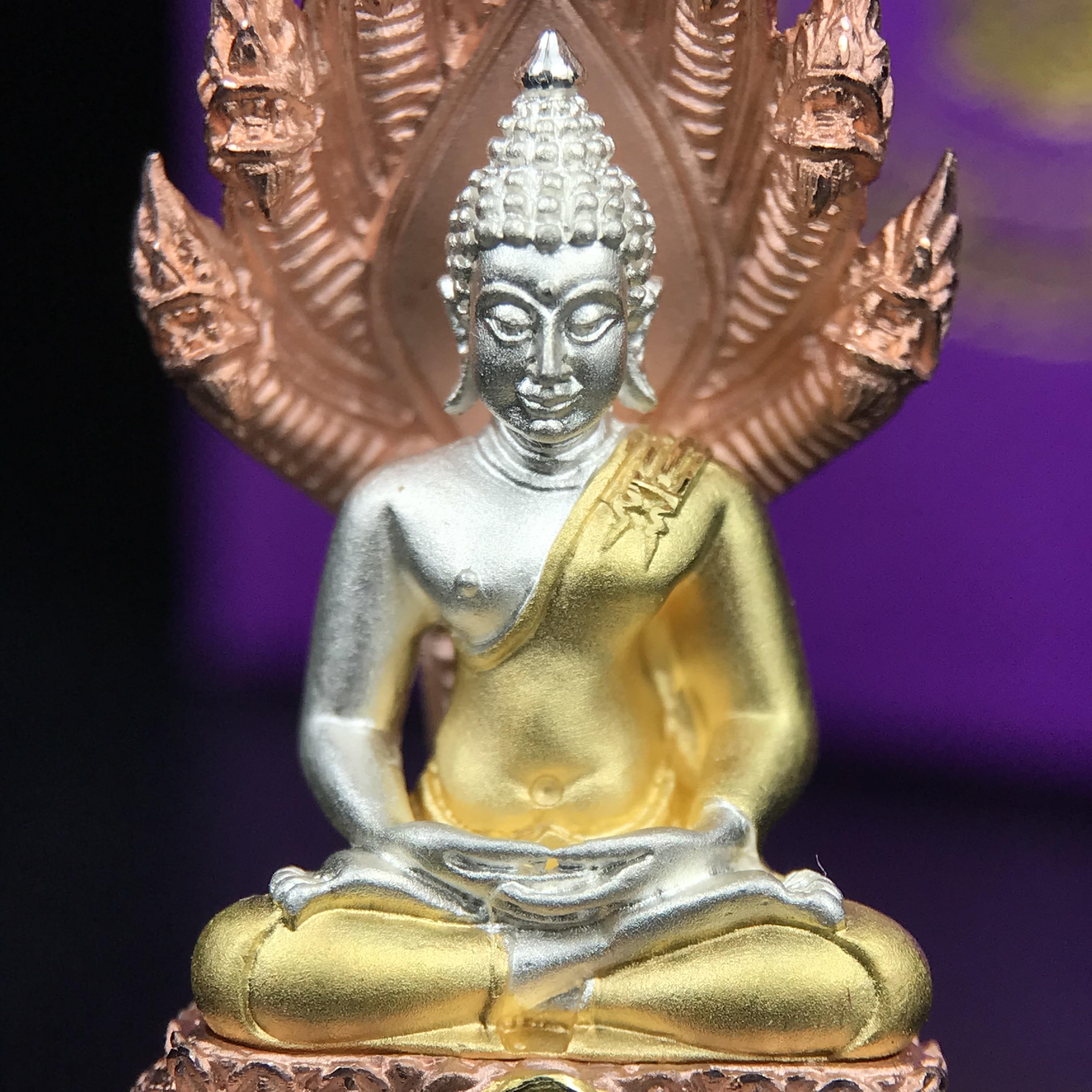 พระนาคปรก สธ. รุ่นสร้างพระอุโบสถเฉลิมพระเกียรติ 4 รอบ 84 พรรษา สมเด็จพระเทพรัตนราชสุดาฯ วัดบวรนิเวศวิหาร ปี 2543 พิมพ์ใหญ่ เนื้อเงินบริสุทธิ์ ชุบสามกษัตริย์แบบพ่นทรายขัดเงาบางส่วน(สภาพ สวย )พิธีใหญ่ พุทธศิลป์งดงาม หายาก (1 ใน 1999 องค์)