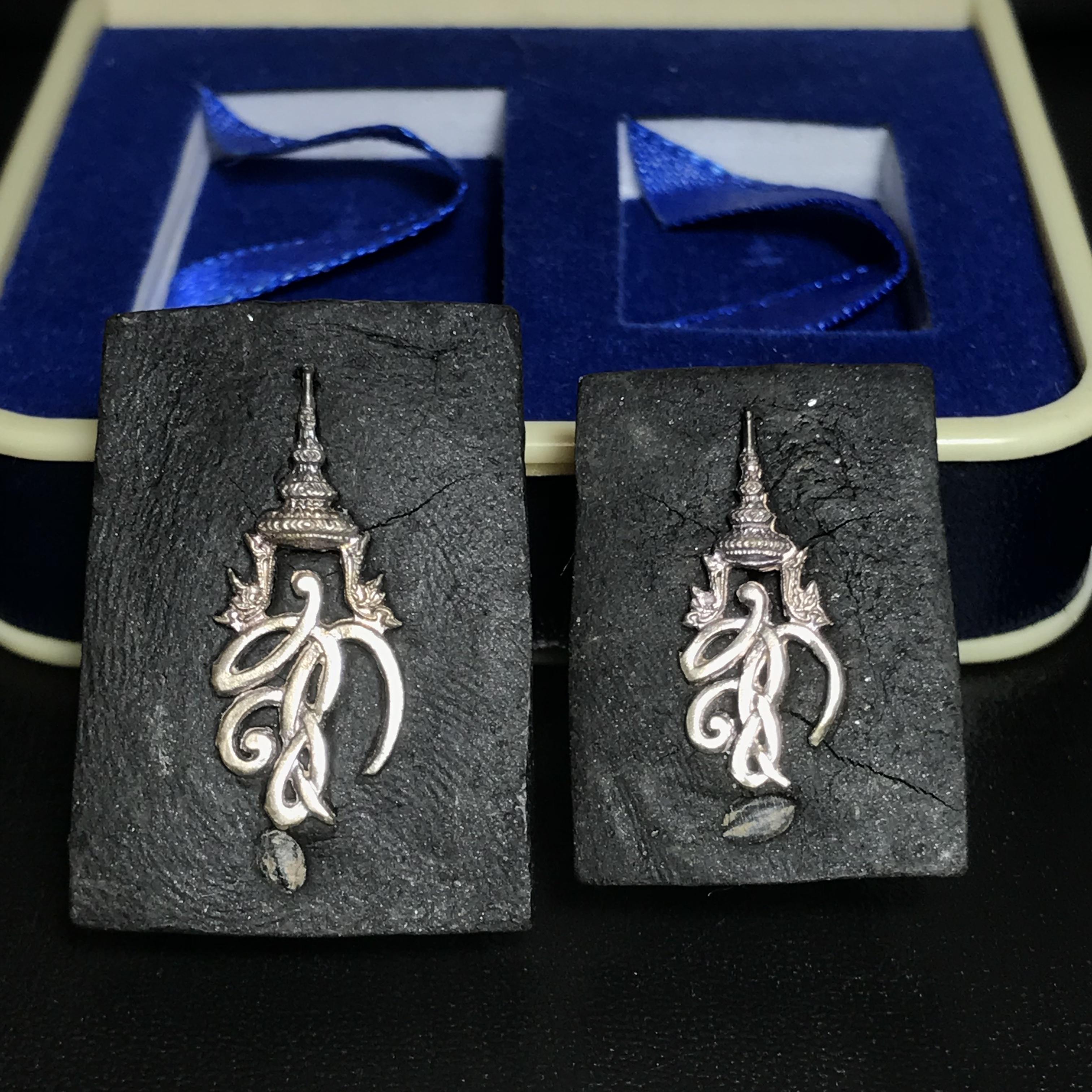 พระหลวงพ่อทวด พระนามาภิไธย สก. ปี2544(รุ่นแรก) เนื้อว่านคลุกรัก พิมพ์พิเศษหลังฝังข้าวสารดำ ชุดหลังพระนามาภิไธย สก. เนื้อเงิน(1ชุด 2องค์ พิมพ์ใหญ่สี่เหลี่ยม+พิมพ์เล็กพระรอดสี่เหลี่ยม)(1ใน5000 ชุด)พร้อมกล่องบรรจุเดิมหายาก