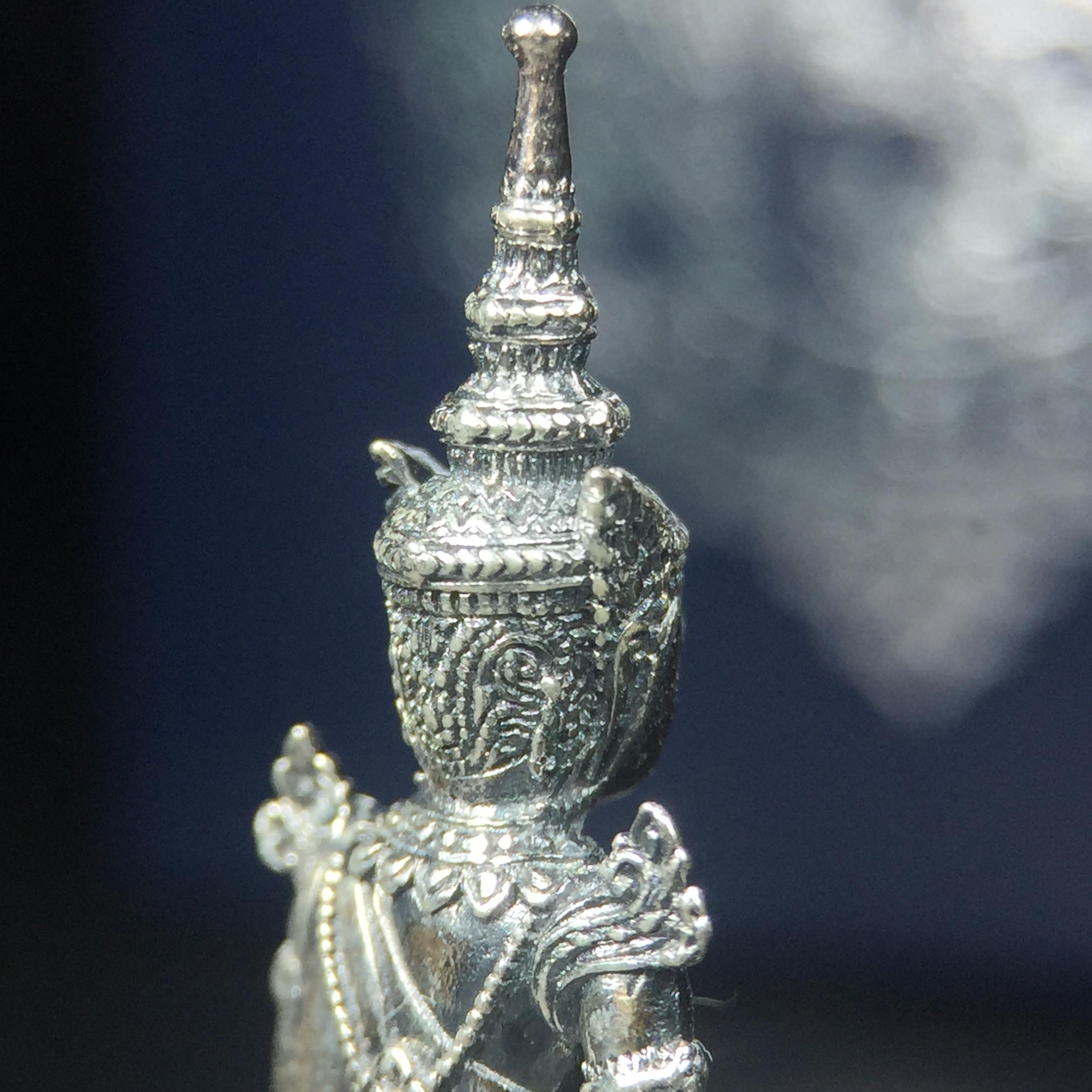 พระแก้วมรกต กรมสรรพสามิตจัดสร้างขึ้นเนื่องในโอกาสครบรอบ 64 ปีของกรมสรรพสามิต และเนื่องในวโรกาสที่พระบาทสมเด็จพระเจ้าอยู่หัวทรงครองราชย์ครบ 50 ปีในปีกาญจนาภิเษก เมื่อ พ.ศ.2539 เนื้อเงินรมดำขัดเงาพร้อมกล่องบรรจุเดิม