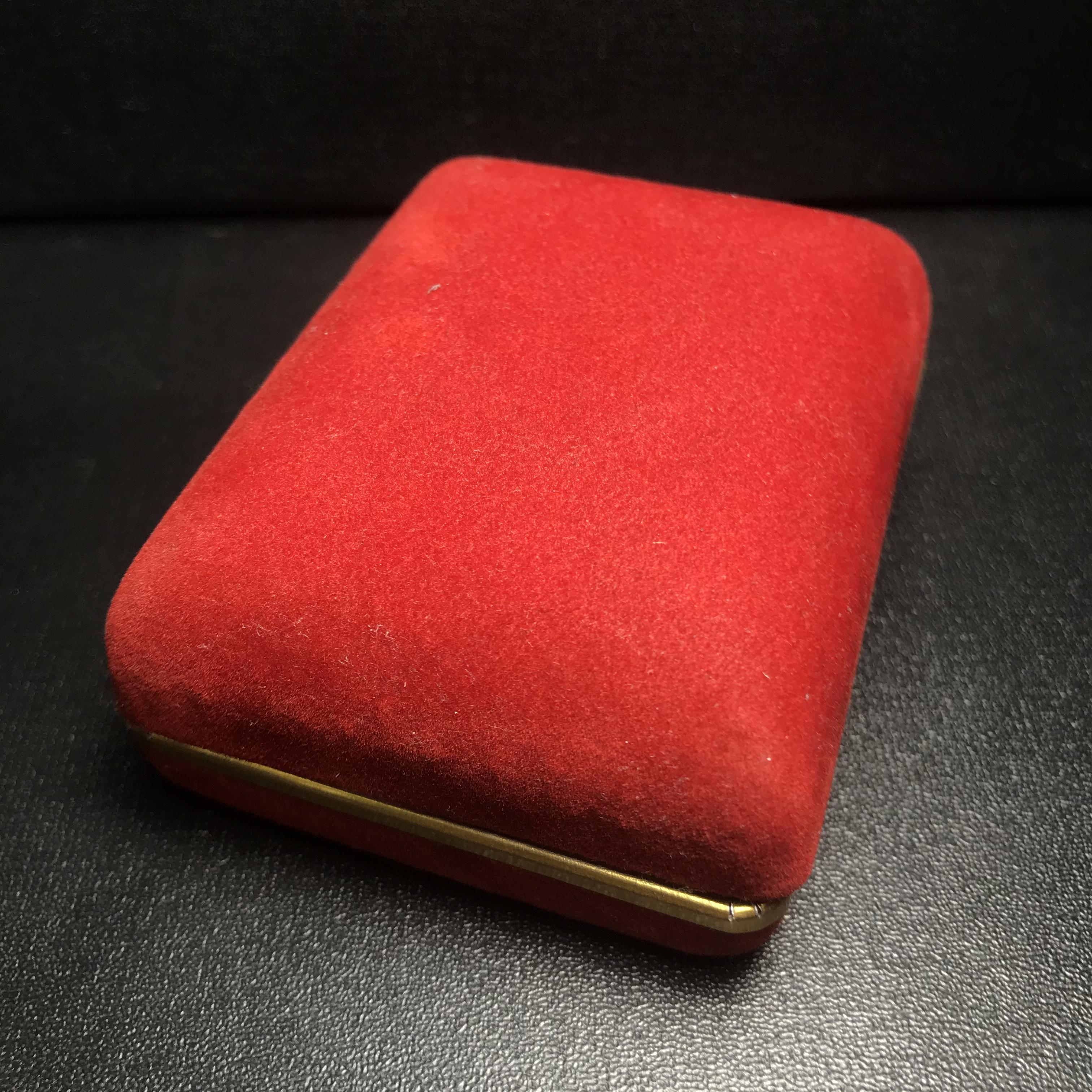 พระกริ่งฉลองพระชนมายุครบ 7 รอบ 84 พรรษา สมเด็จพระสังฆราช(วาสน์) วัดราชบพิธ พ.ศ.2525 เนื้อเงิน สภาพสวยมาก ในกล่องชุดพิเศษกรรมการ พร้อมพระชัยวัฒน์ เนื้อนวโลหะ ครบชุดสมบูรณ์(หายาก)