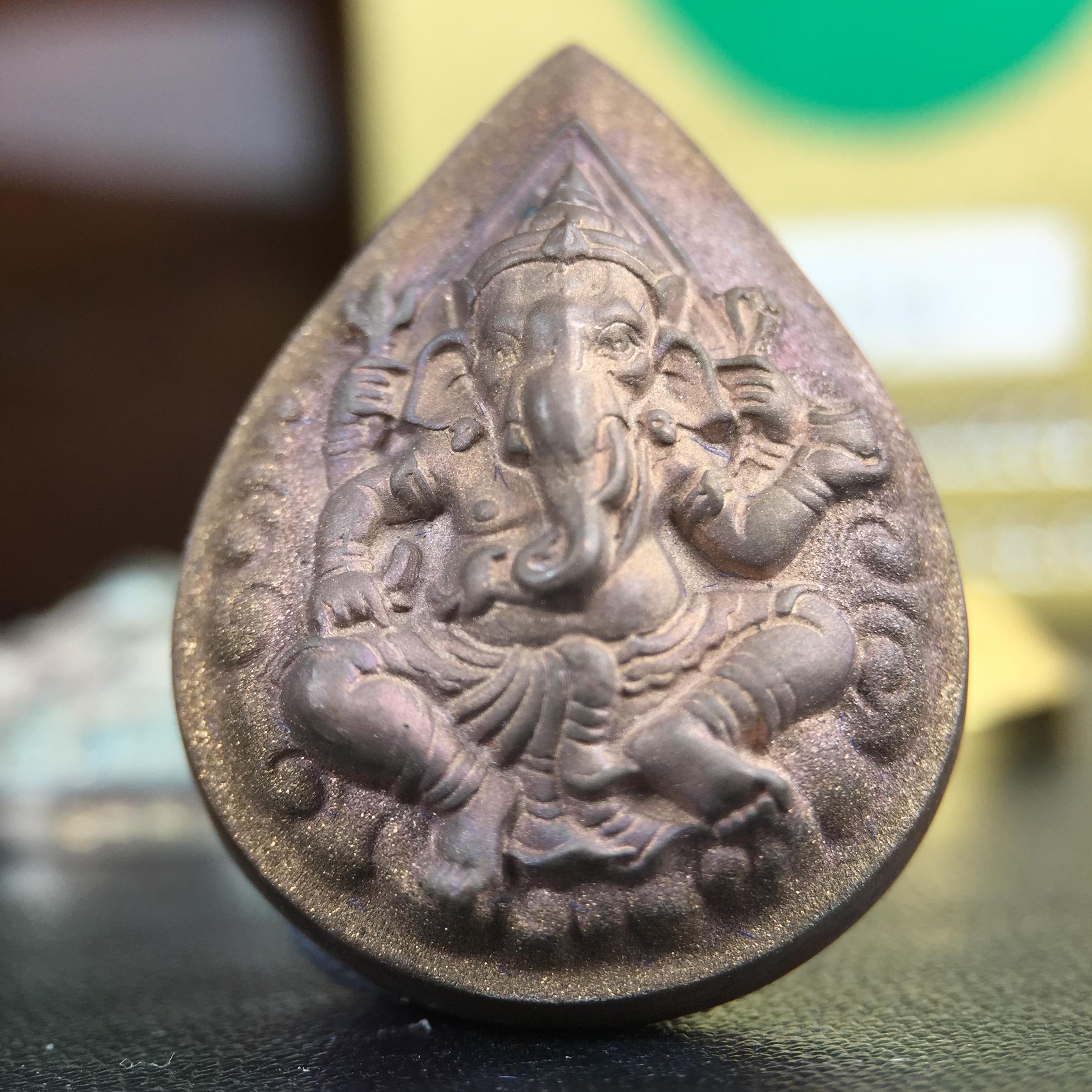 เหรียญพระพิฆเนศวร ญสส. ชุดกาญจนาภิเษกครองราชย์ 50 ปี พุทธศักราช 2538 วัดบวรนิเวศวิหาร ชุดทองคำพิมพ์ใหญ่(2.9 ซม.)(เนื้อทองคำ+เนื้อเงิน+เนื้อทองทิพย์) สภาพสวยเดิมพร้อมกล่องบรรจุเดิม ตอกโค๊ดหมายเลขกำกับ 634(พิธีใหญ่ พุทธศิลป์งดงาม)(นิยมหายาก)1 ใน 939 ชุด