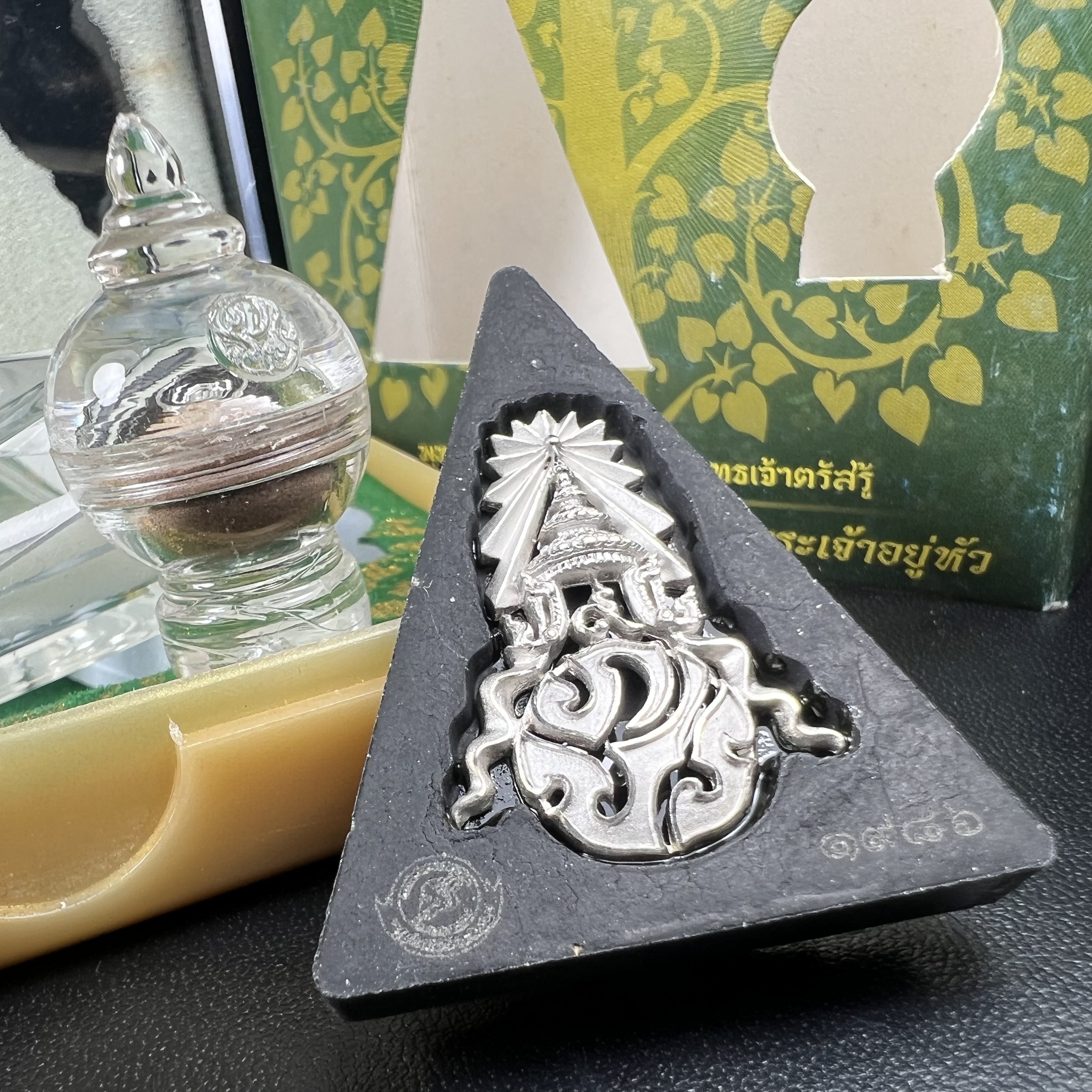 พระพุทธชินราช(จำลอง)ภปร. 84พรรษา เนื้อผงปิดทองด้านหน้า หลัง ภ.ป.ร. เงินชุบทองคำขาว(พระราชทานมวลสาร จิตรลดาและเส้นพระเจ้า ร.9(เส้นผม))