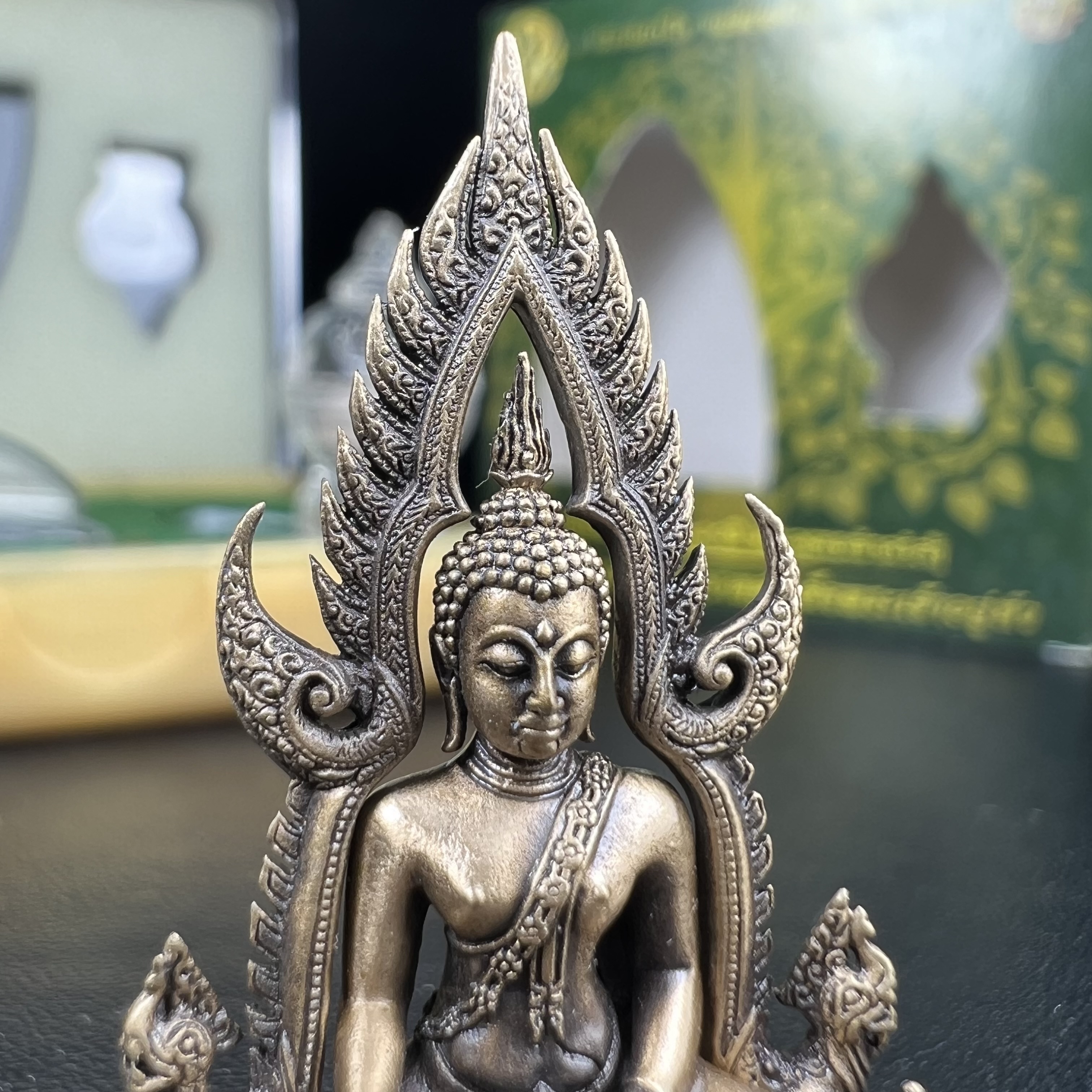 พระพุทธชินราช(จำลอง) ภปร. 84 พรรษา ปี 2554 เนื้อบรอนซ์รมดำซาติน พิมพ์กลางขนาดหน้าตัก 1/2 นิ้ว(พระราชทานมวลสาร จิตรลดาและเส้นพระเจ้า(เส้นผม)รัชกาลที่9)พุทธศิลป์ทรงคุณค่าอีกหนึ่งรุ่นยอดนิยม(หมายเลขสวย ๑๘๑))