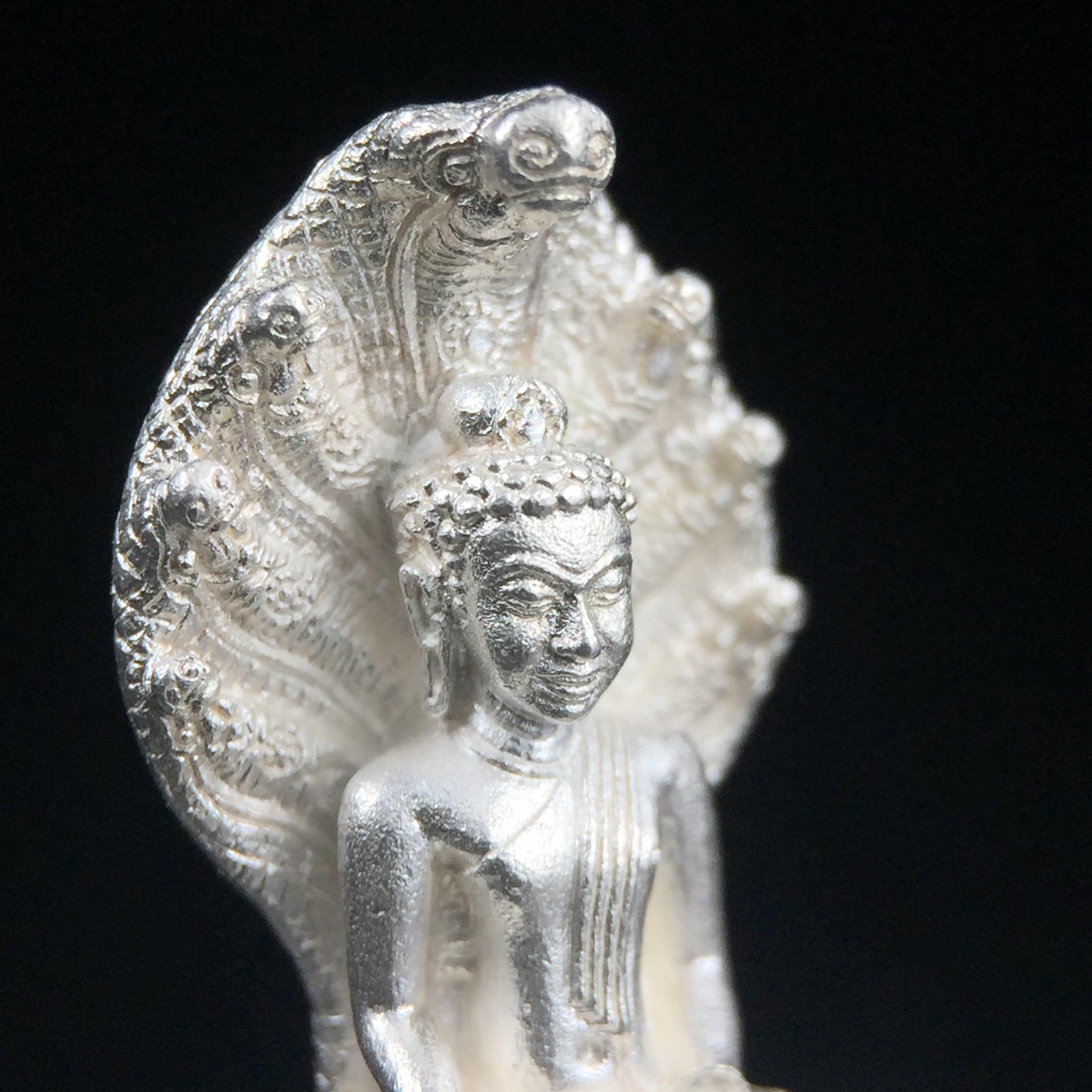 พระพุทธรูปนาคปรกปางมารวิชัย สธ. เนื่องวโรกาสสมเด็จพระเทพรัตนราชสุดาฯ ทรงเจริญพระชนมายุครบ 3 รอบ ปี2534 พิธีพุทธาภิเษก ณ วัดบวรนิเวศวิหาร โดยมีสมเด็จพระญาณสังวร สมเด็จพระสังฆราชเป็นองค์ประธาน(พิธีใหญ่ มวลสารดี พุทธศิลป์งดงาม)พระกริ่งเนื้อเงินพบเจอน้อยหายาก