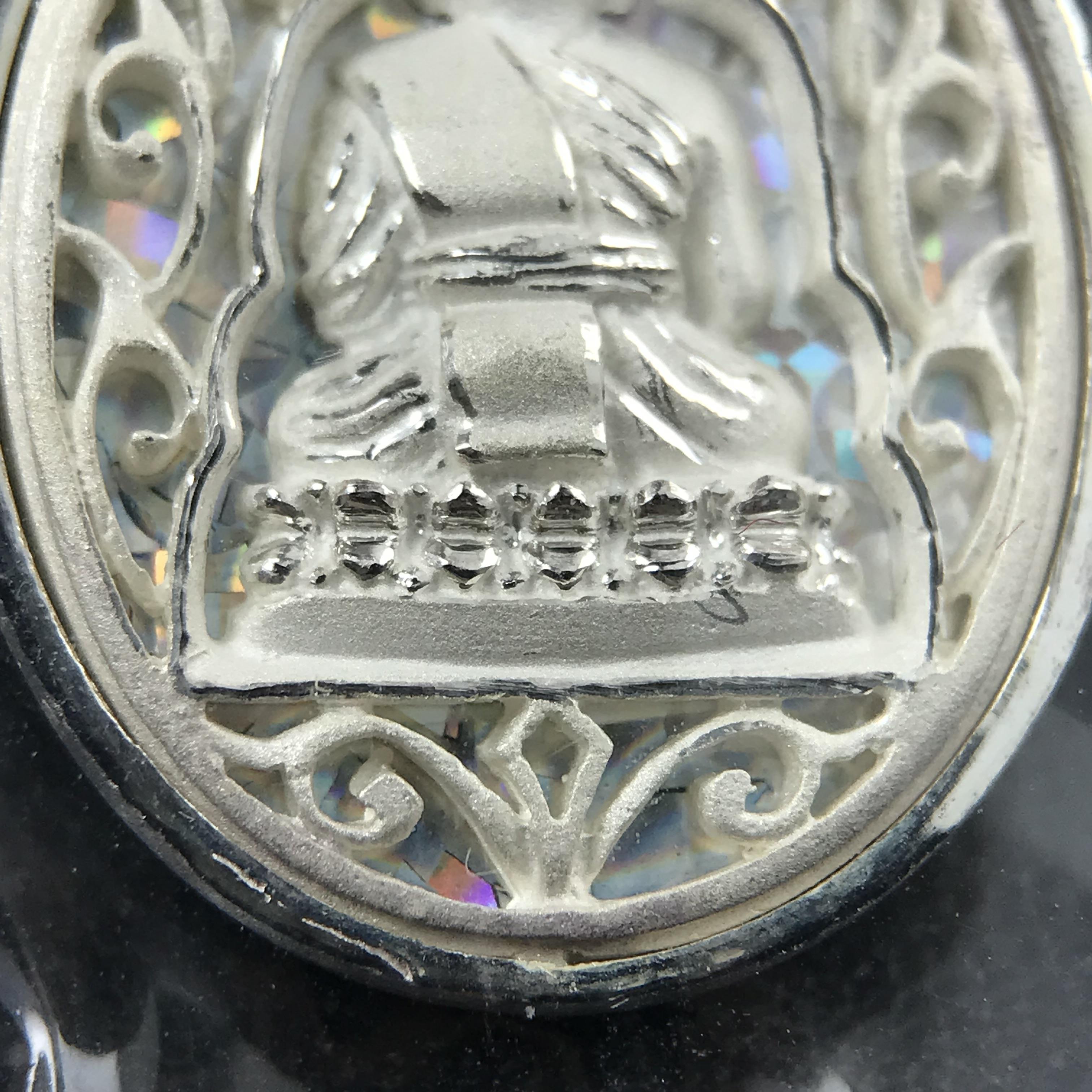 เหรียญหลวงพ่อทวด รุ่นมงคลบารมี วัดประสาทบุญญาวาส ปี 2545 เนื้อเงิน พิมพ์ทรงรูปไข่เล็ก(ขนาด 2.0*1.8 ซม.)ฉลุลายฉากพี้นหลังสีรุ้งสามมิติสวยงาม ตอกโค๊ตมีหมายเลข สภาพสวยซีนซองเดิมพร้อมกล่องบรรจุเดิมครบ***เดินทางปลอดภัยหลวงพ่อทวดคุ้มครอง****