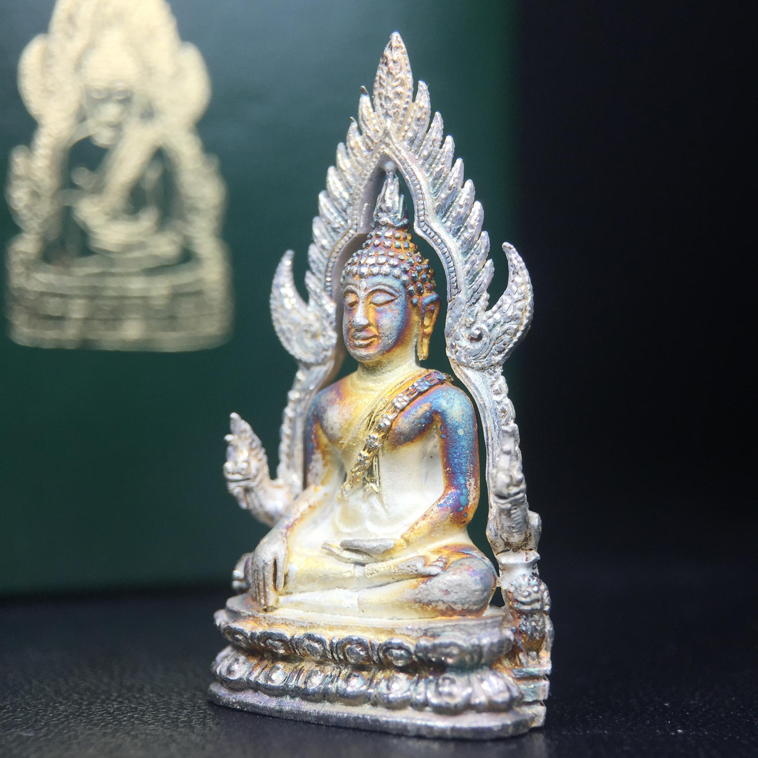 พระพุทธชินราช รุ่นมหาลาภ พิธีพุทธาภิเษกวัดพระศรีรัตนมหาธาตุวรมหาวิหาร จ.พิษณุโลก ปี 2540 เนื้อเงินบริสุทธิ์ 99.9% (นวลเงา)(สภาพผิวเดิมขึ้นสีรุ้ง สวยมากๆเสน่ห์พระเนื้อเงิน สีสันที่ธรรมชาติสรรค์สร้าง) พร้อมกล่องบรรจุเดิม (องค์หมายเลข 11411)(เลขกระจก)นิยม