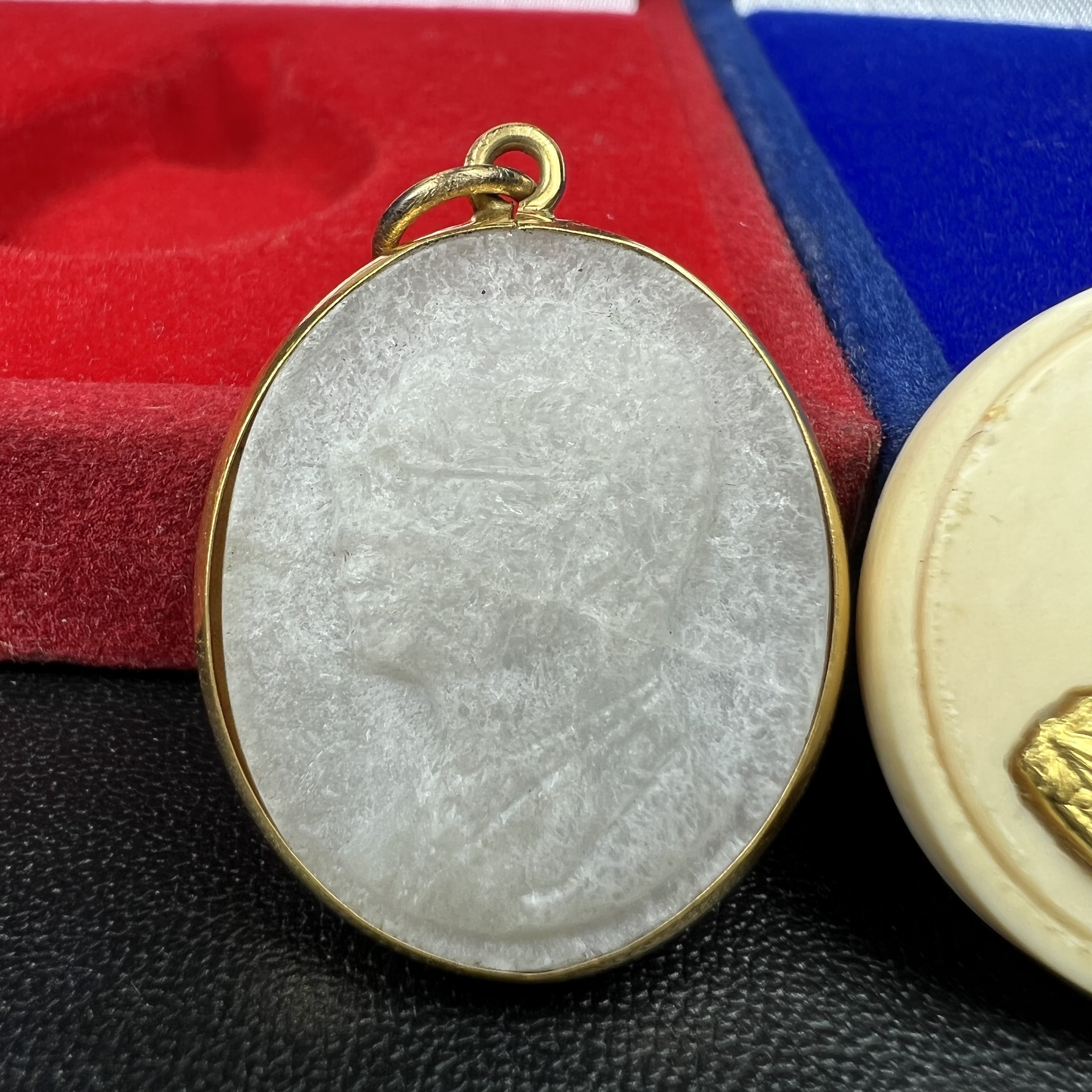 พระบรมฉายาลักษณ์ ร.9 เหรียญหยกรูปไข่เลี่ยมทองคำแท้(งานเลี่ยมเดิมจากผู้จัดสร้าง)+พระบรมฉายาลักษณ์ เหรียญคชสารหมื่นปี ร.9 หน้ากากทองคำ เฉลิมพระเกียรติ 72 พรรษา ภูมิพลมหาราช ปี 2542(1ชุด2องค์)(อีกหนึ่งวัตถุมงคลที่ระลึกของพระองค์ท่านที่พบเจอหายากมากในปัจุบัน)