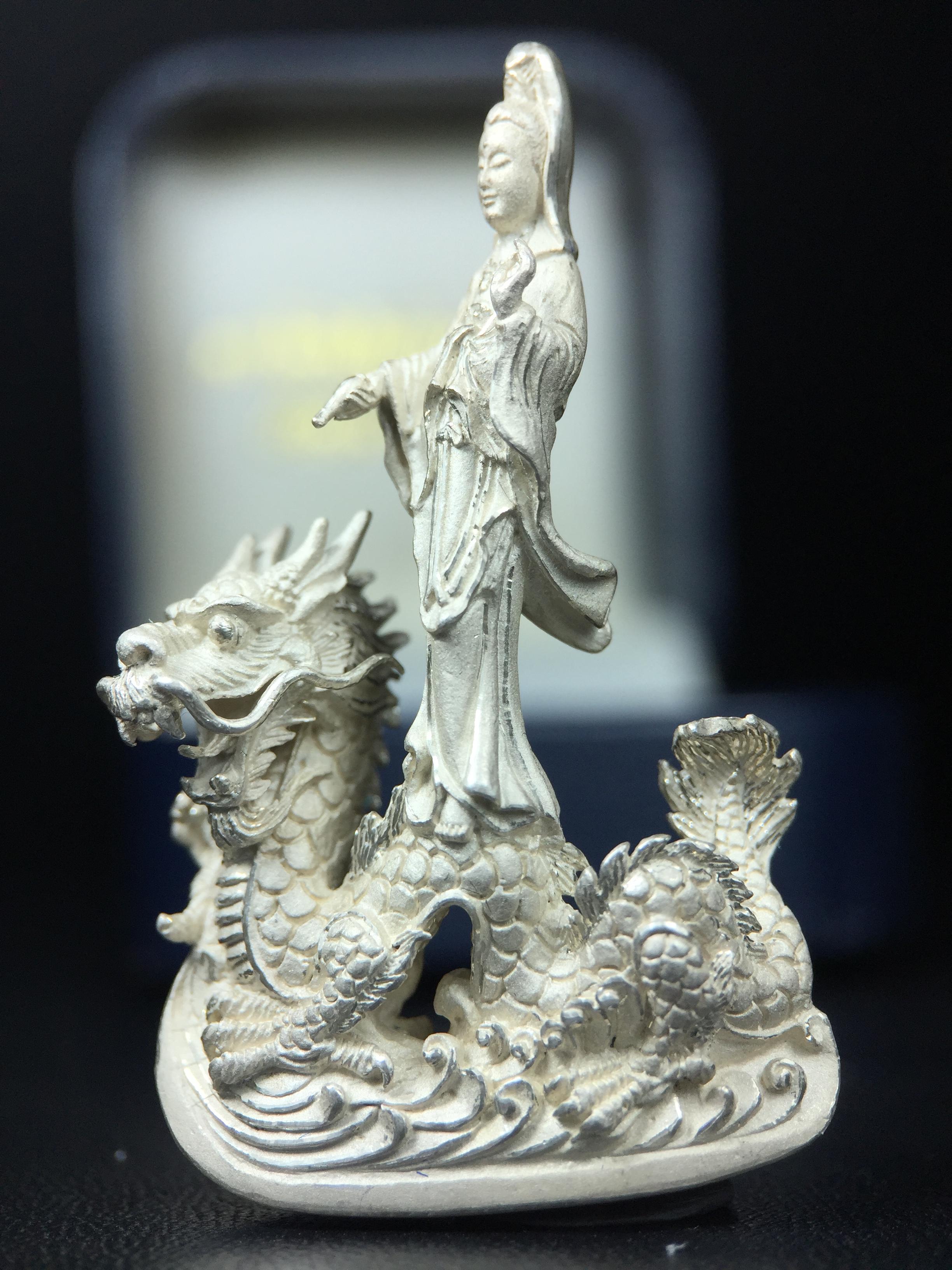 รูปหล่อลอยองค์พระโพธิสัตว์กวนอิม ทรงประทับมังกร จ.ระนอง เนื้อเงิน พิมพ์ใหญ่(สภาพผิว สวยงดงาม ทรงคุณค่า) เฉลิมฉลองในวโรกาสที่พระบาทสมเด็จพระเจ้าอยู่หัวทรงครองสิริราชสมบัติครบ 50 ปี จ.ระนอง พ.ศ.2539