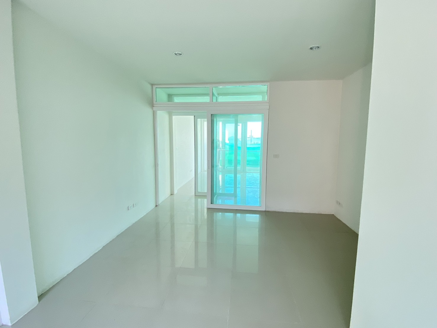 For Sales : Sea front, 2-Story commercial buildings, 3 Bedroom 6 Bathroom