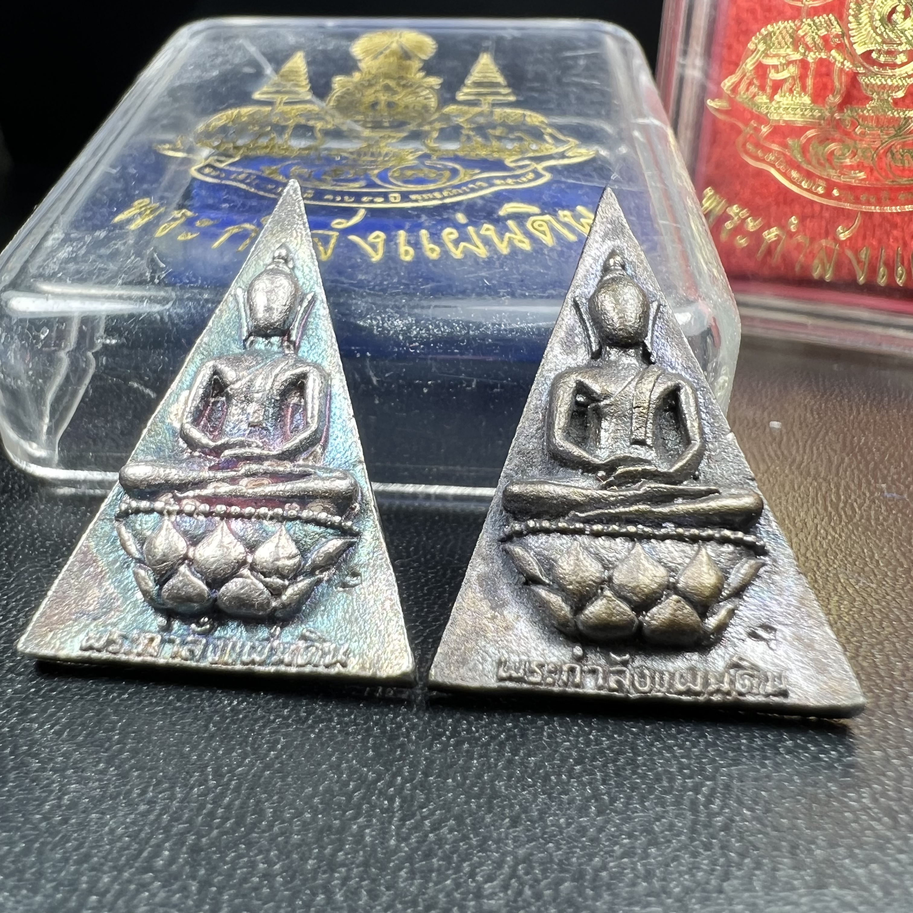 พระกำลังแผ่นดิน (สมเด็จจิตรลดา2) จัดสร้างเฉลิมพระเกียรติ ร.9 ครองราชย์ 50 ปี 2539 เนื้อเงิน(ผิวเดิมกลับดำ รุ้งๆสวย)+เนื้อนวโลหะ(สร้างน้อยหายาก)พร้อมกล่องบรรจุเดิม(1ใน2539องค์)