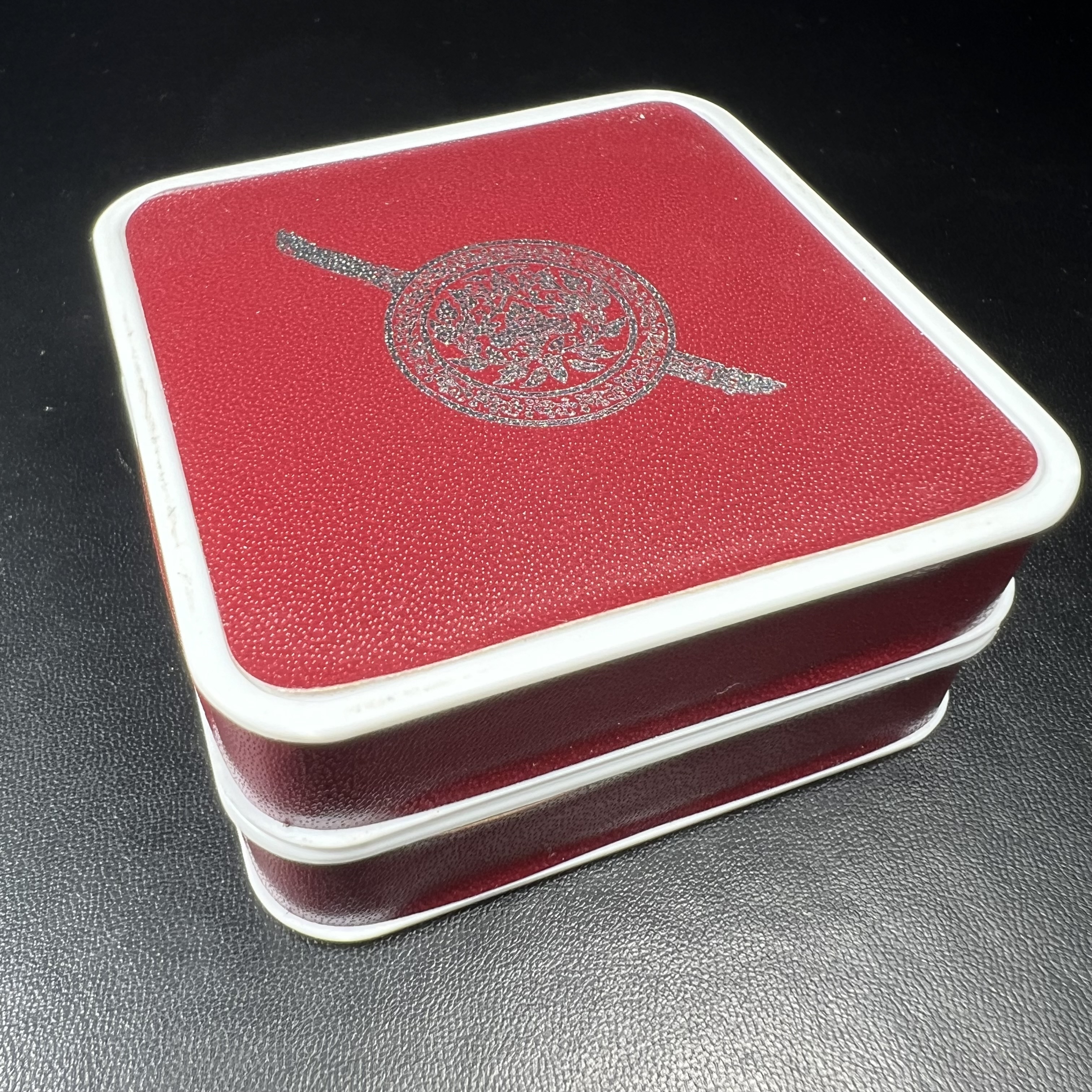 พระพุทธชินราช รุ่น ประวัติศาสตร์ มูลนิธิเพื่อตำรวจไทยจัดสร้าง ปี 2562 เนื้อเงินชุบสามกษัตริย์ขัดเงา พิมพ์พระพุทธชินราช ลอยองค์ แบบจิวเวอร์รี่(ขนาดสูง 3.5 ซม.) (สภาพ สวย ซีนซองเดิม กล่องบบรรจุเดิมครบสมบูรณ์)1 ใน 1999 องค์)